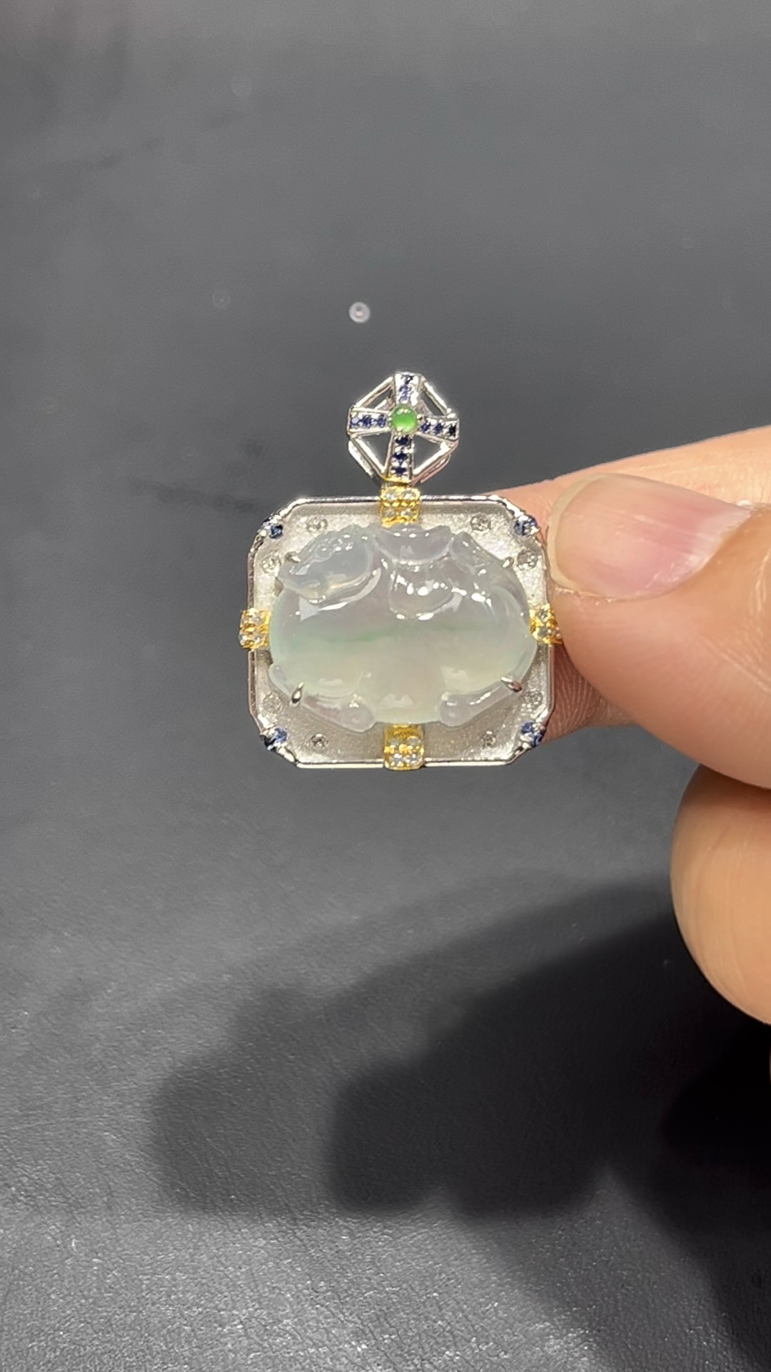 翡翠唐馬吊墜|細膩純淨玉料 × 長方形18K鑲嵌設計 × 飽滿唐馬造型|少見高端翡翠推薦 #716 4 翡翠唐馬吊墜|細膩純淨玉料 × 長方形18K鑲嵌設計 × 飽滿唐馬造型|少見高端翡翠推薦 #716 - Image 4