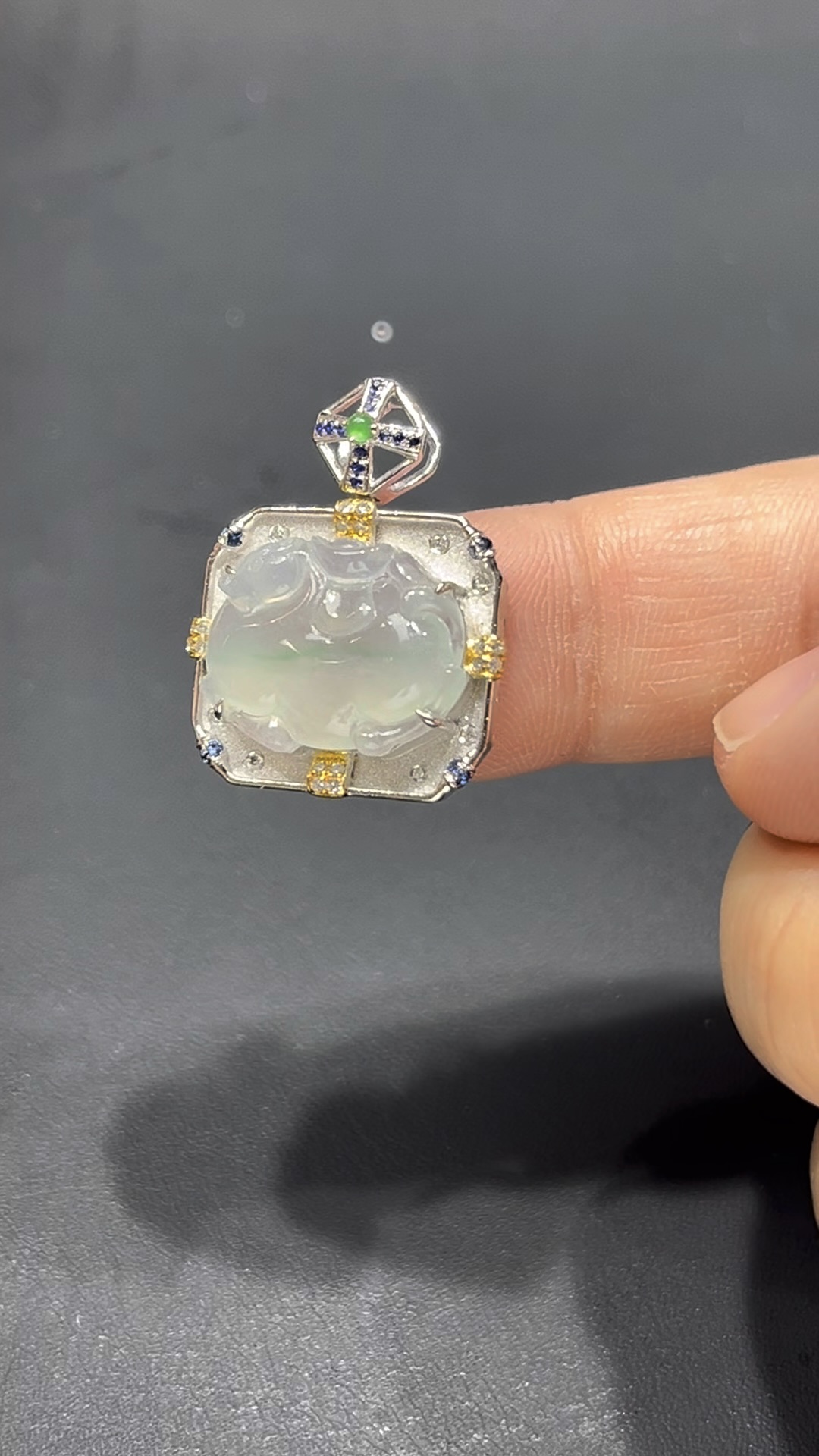 翡翠唐馬吊墜|細膩純淨玉料 × 長方形18K鑲嵌設計 × 飽滿唐馬造型|少見高端翡翠推薦 #716 5 翡翠唐馬吊墜|細膩純淨玉料 × 長方形18K鑲嵌設計 × 飽滿唐馬造型|少見高端翡翠推薦 #716 - Image 5