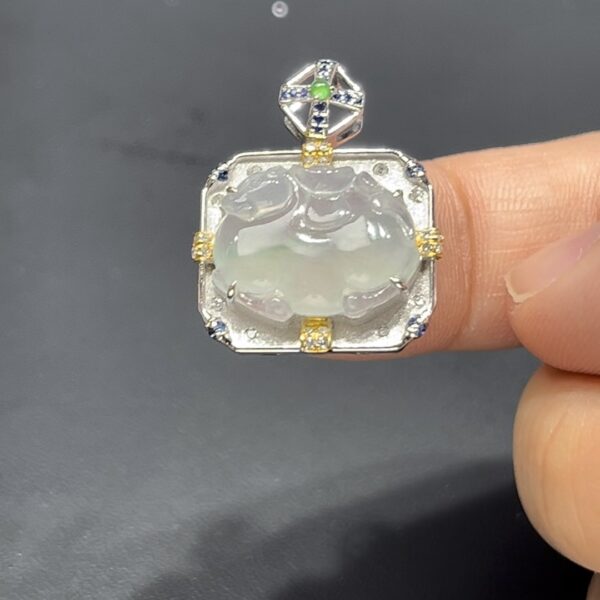 翡翠唐馬吊墜｜細膩純淨玉料 × 長方形18K鑲嵌設計 × 飽滿唐馬造型｜少見高端翡翠推薦 #716