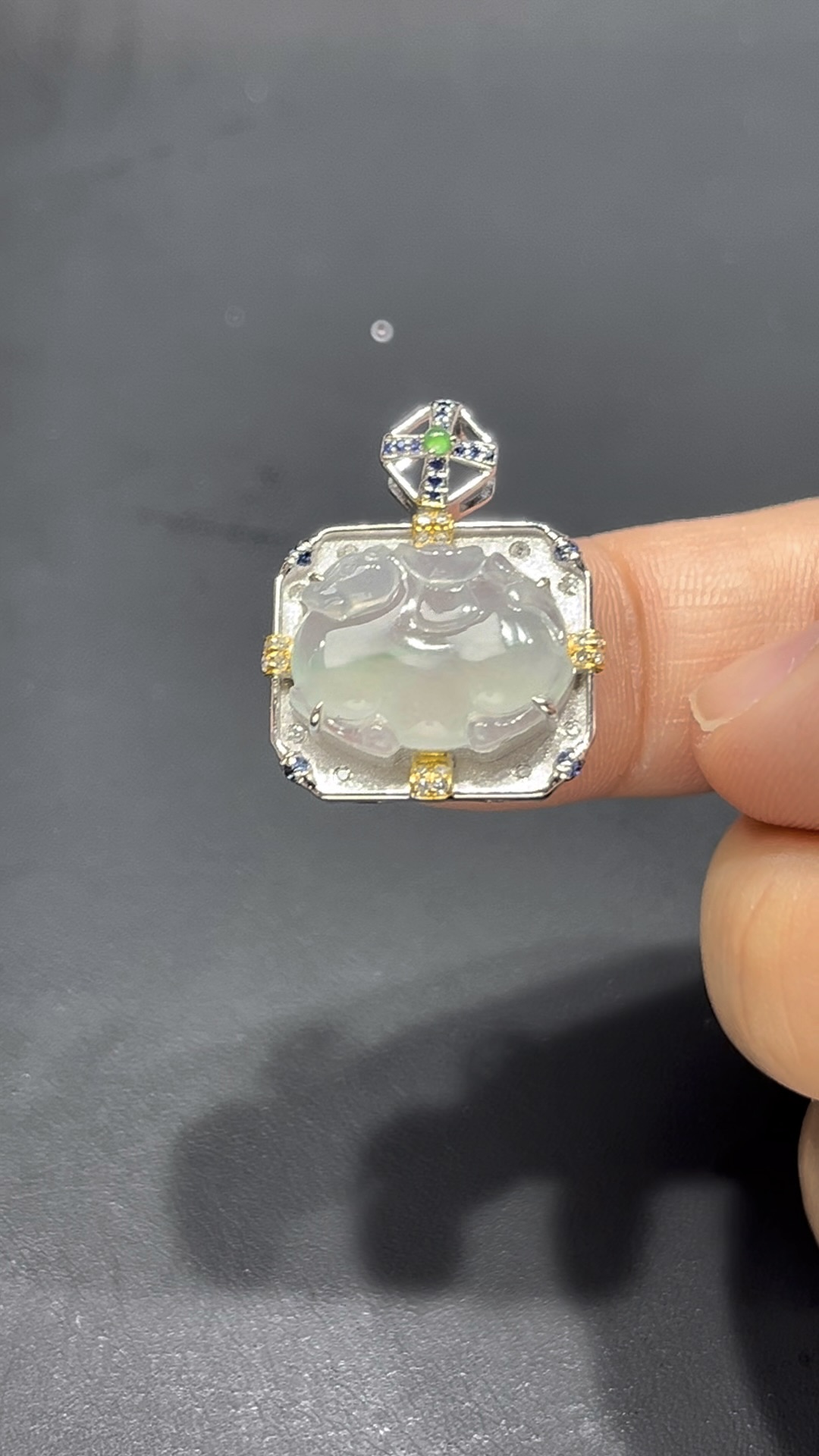 翡翠唐馬吊墜|細膩純淨玉料 × 長方形18K鑲嵌設計 × 飽滿唐馬造型|少見高端翡翠推薦 #716 1 翡翠唐馬吊墜|細膩純淨玉料 × 長方形18K鑲嵌設計 × 飽滿唐馬造型|少見高端翡翠推薦 #716