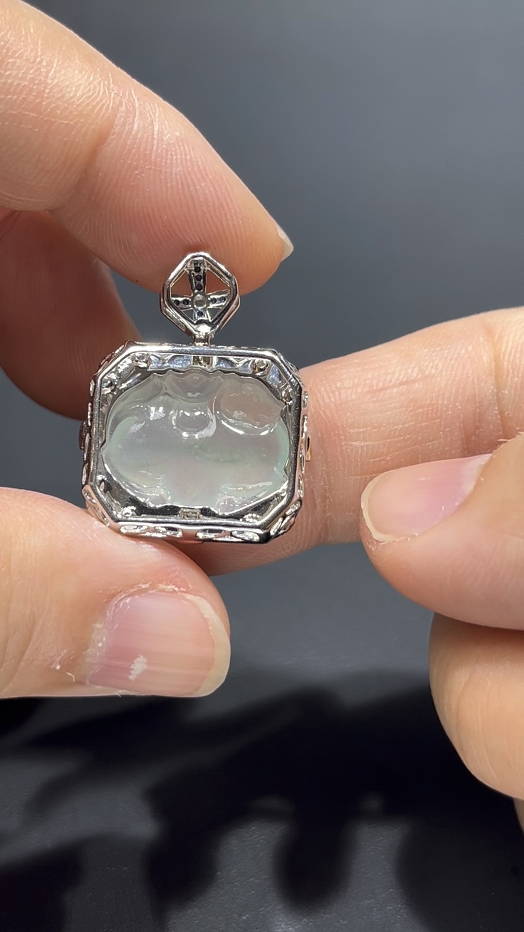 翡翠唐馬吊墜|細膩純淨玉料 × 長方形18K鑲嵌設計 × 飽滿唐馬造型|少見高端翡翠推薦 #716 7 翡翠唐馬吊墜|細膩純淨玉料 × 長方形18K鑲嵌設計 × 飽滿唐馬造型|少見高端翡翠推薦 #716 - Image 7