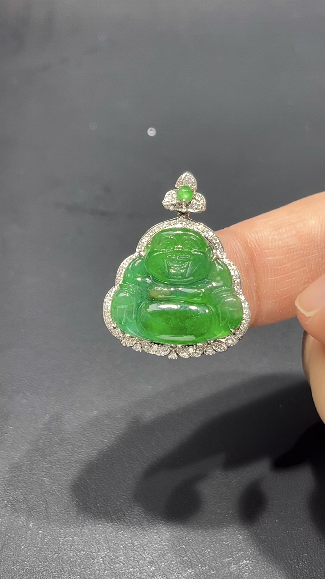翡翠佛公吊墜|翠綠飽滿玉料 × 親切笑容 × 18K金鑲嵌設計|福氣滿滿翡翠推薦 #717 2 翡翠佛公吊墜|翠綠飽滿玉料 × 親切笑容 × 18K金鑲嵌設計|福氣滿滿翡翠推薦 #717 - Image 2