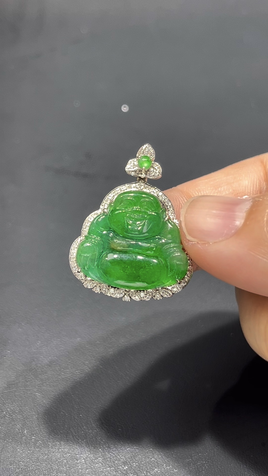 翡翠佛公吊墜|翠綠飽滿玉料 × 親切笑容 × 18K金鑲嵌設計|福氣滿滿翡翠推薦 #717 3 翡翠佛公吊墜|翠綠飽滿玉料 × 親切笑容 × 18K金鑲嵌設計|福氣滿滿翡翠推薦 #717 - Image 3