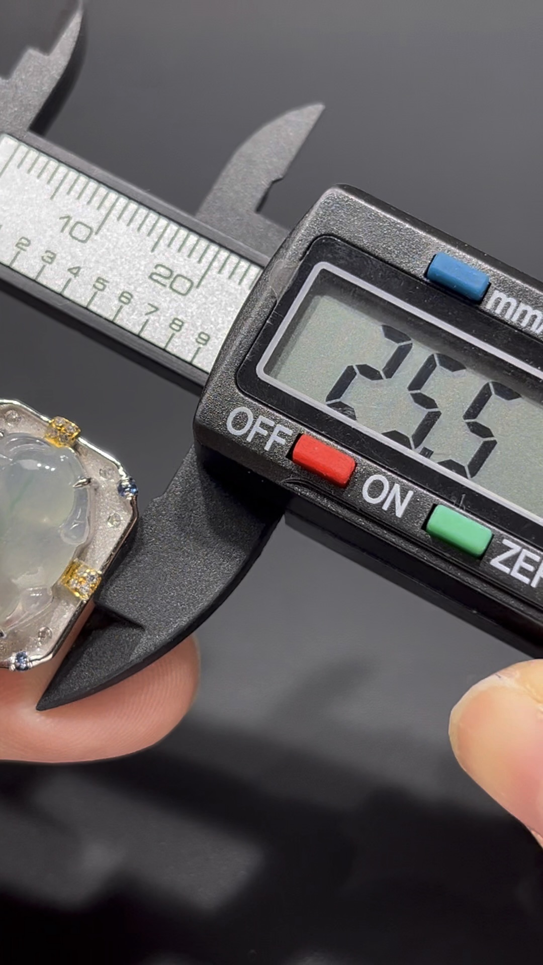 翡翠唐馬吊墜|細膩純淨玉料 × 長方形18K鑲嵌設計 × 飽滿唐馬造型|少見高端翡翠推薦 #716 8 翡翠唐馬吊墜|細膩純淨玉料 × 長方形18K鑲嵌設計 × 飽滿唐馬造型|少見高端翡翠推薦 #716 - Image 8