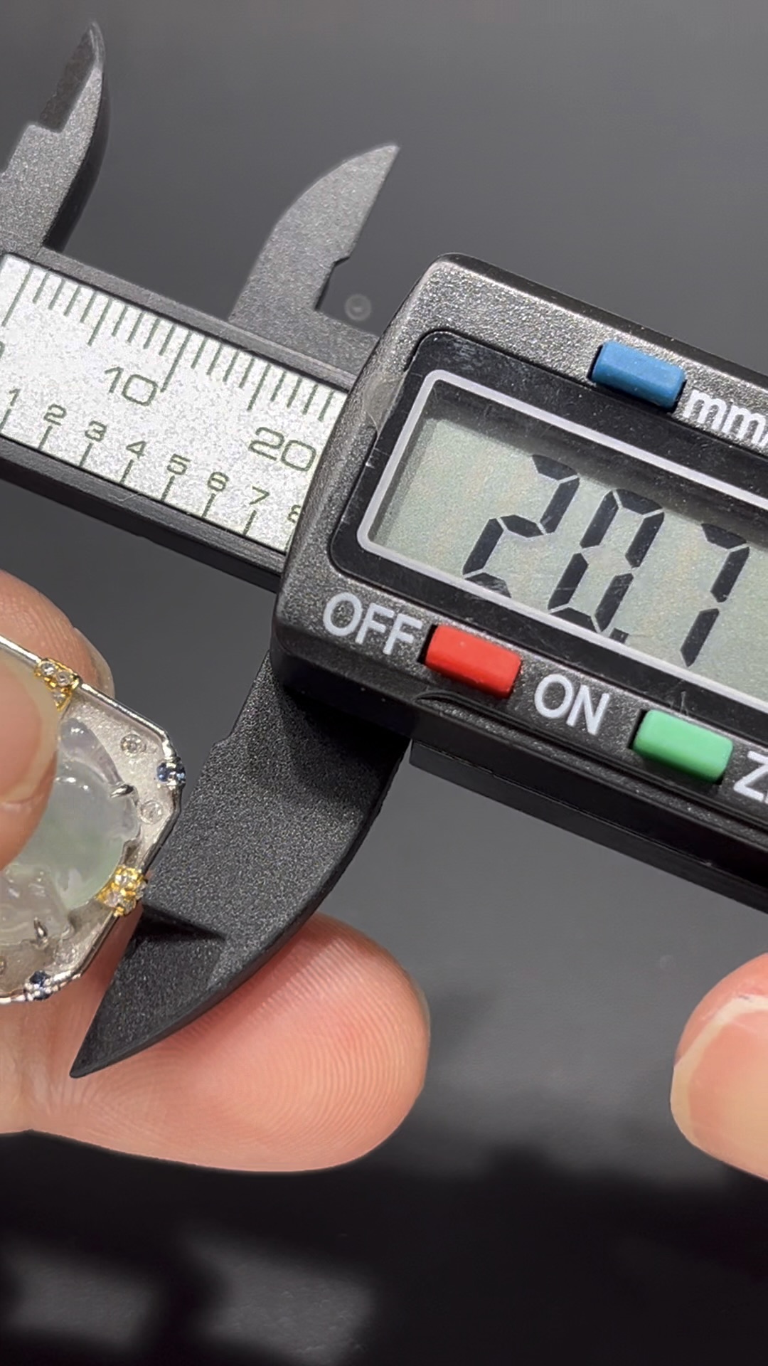 翡翠唐馬吊墜|細膩純淨玉料 × 長方形18K鑲嵌設計 × 飽滿唐馬造型|少見高端翡翠推薦 #716 9 翡翠唐馬吊墜|細膩純淨玉料 × 長方形18K鑲嵌設計 × 飽滿唐馬造型|少見高端翡翠推薦 #716 - Image 9