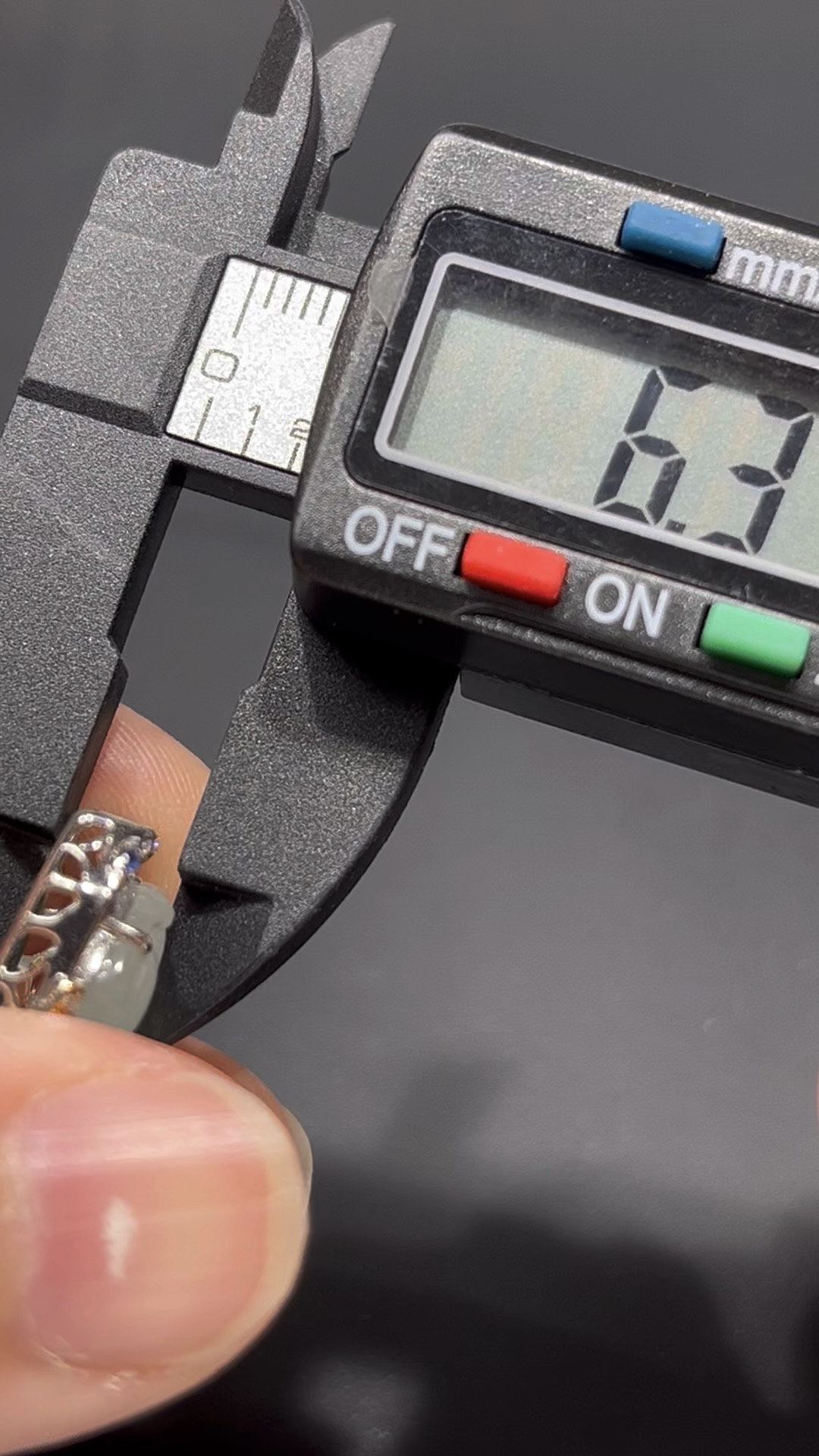 翡翠唐馬吊墜|細膩純淨玉料 × 長方形18K鑲嵌設計 × 飽滿唐馬造型|少見高端翡翠推薦 #716 10 翡翠唐馬吊墜|細膩純淨玉料 × 長方形18K鑲嵌設計 × 飽滿唐馬造型|少見高端翡翠推薦 #716 - Image 10