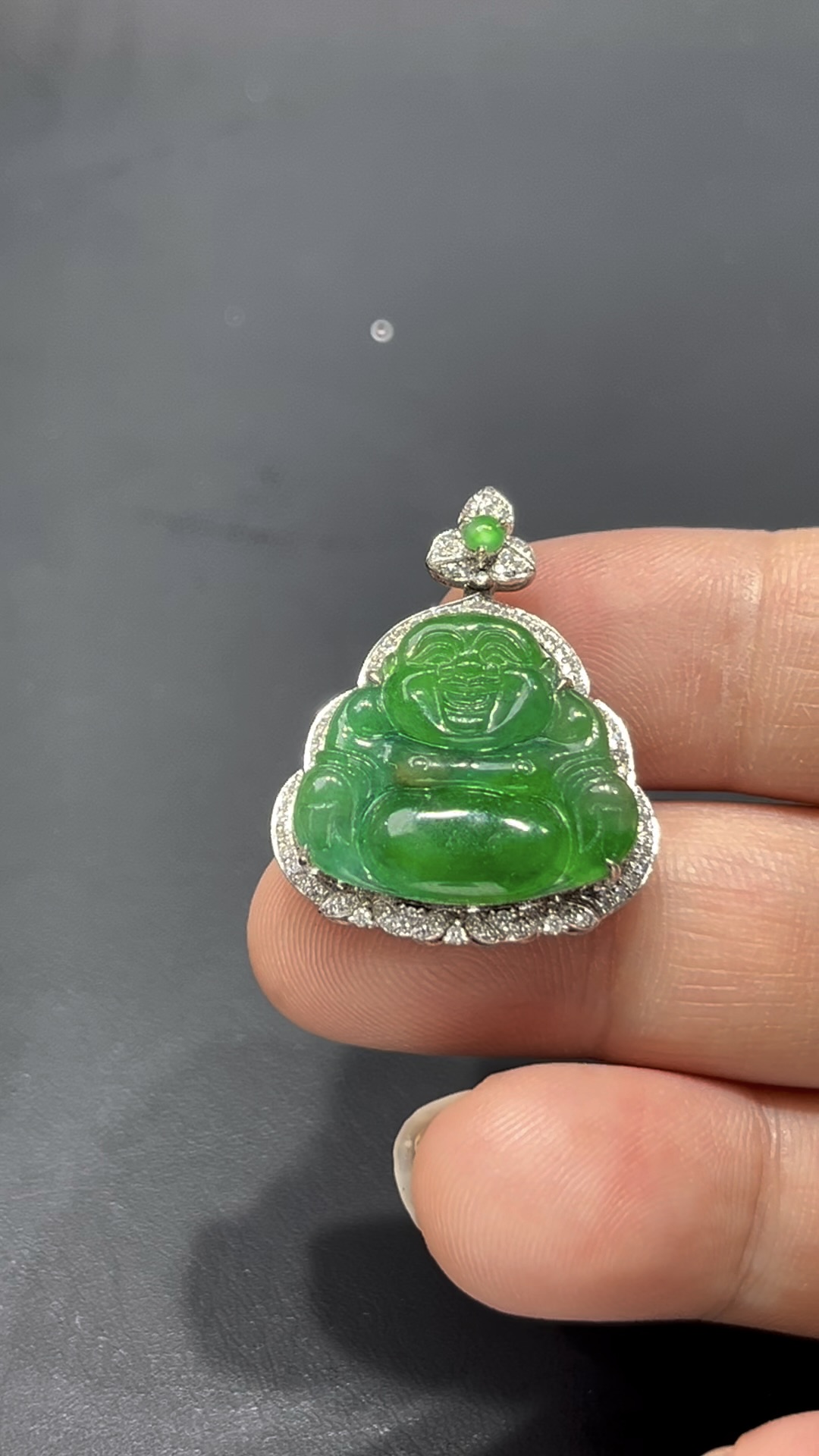 翡翠佛公吊墜|翠綠飽滿玉料 × 親切笑容 × 18K金鑲嵌設計|福氣滿滿翡翠推薦 #717 4 翡翠佛公吊墜|翠綠飽滿玉料 × 親切笑容 × 18K金鑲嵌設計|福氣滿滿翡翠推薦 #717 - Image 4