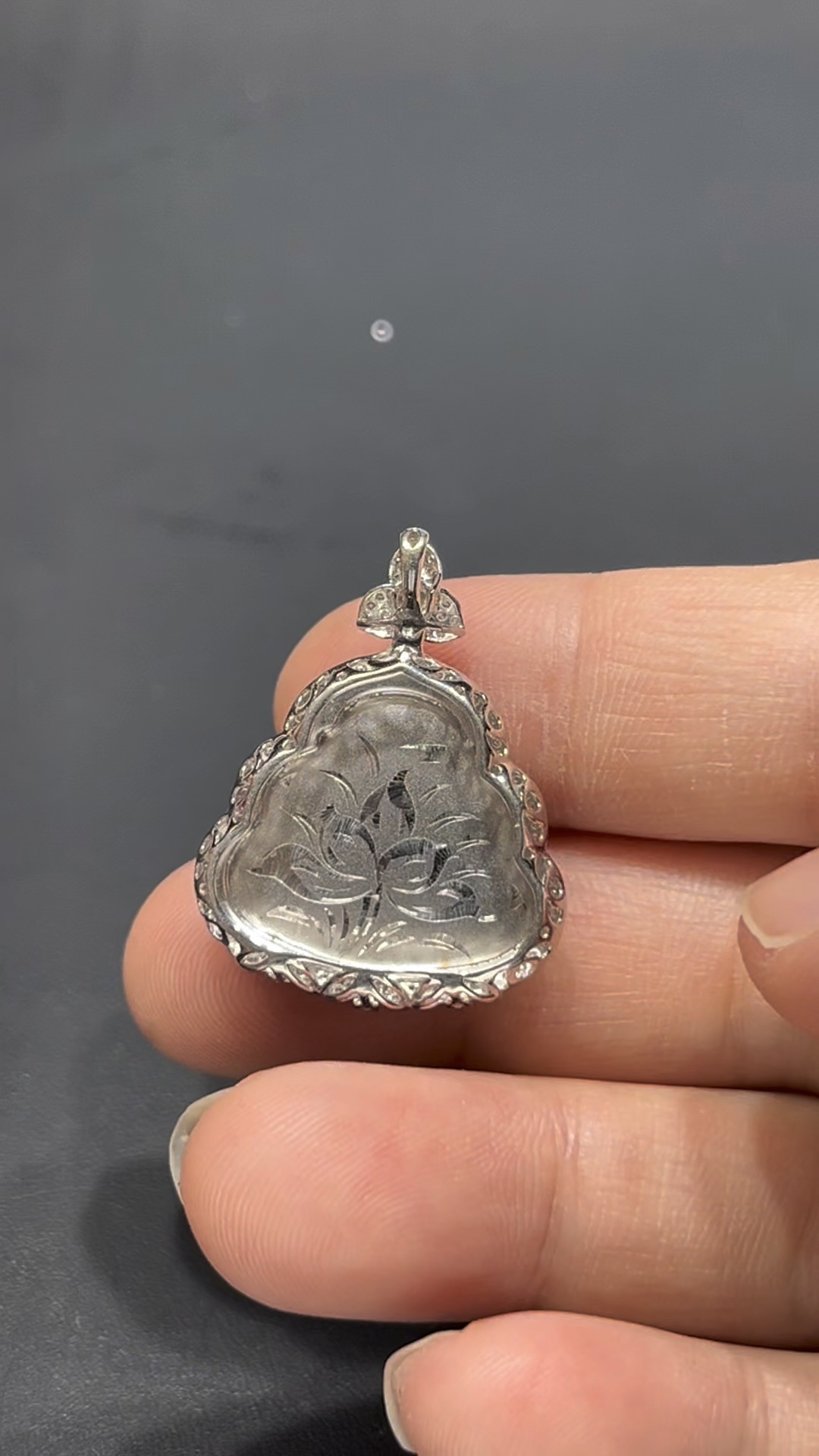 翡翠佛公吊墜|翠綠飽滿玉料 × 親切笑容 × 18K金鑲嵌設計|福氣滿滿翡翠推薦 #717 5 翡翠佛公吊墜|翠綠飽滿玉料 × 親切笑容 × 18K金鑲嵌設計|福氣滿滿翡翠推薦 #717 - Image 5