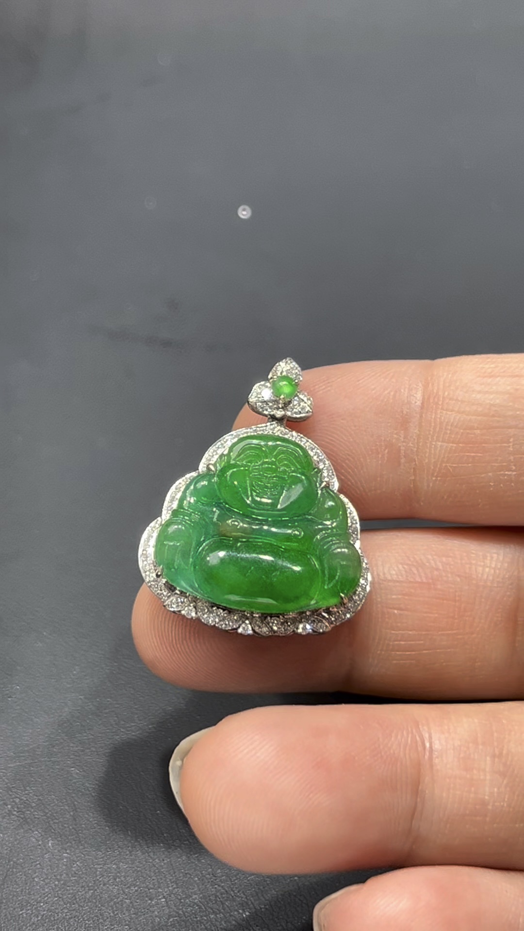 翡翠佛公吊墜|翠綠飽滿玉料 × 親切笑容 × 18K金鑲嵌設計|福氣滿滿翡翠推薦 #717 6 翡翠佛公吊墜|翠綠飽滿玉料 × 親切笑容 × 18K金鑲嵌設計|福氣滿滿翡翠推薦 #717 - Image 6