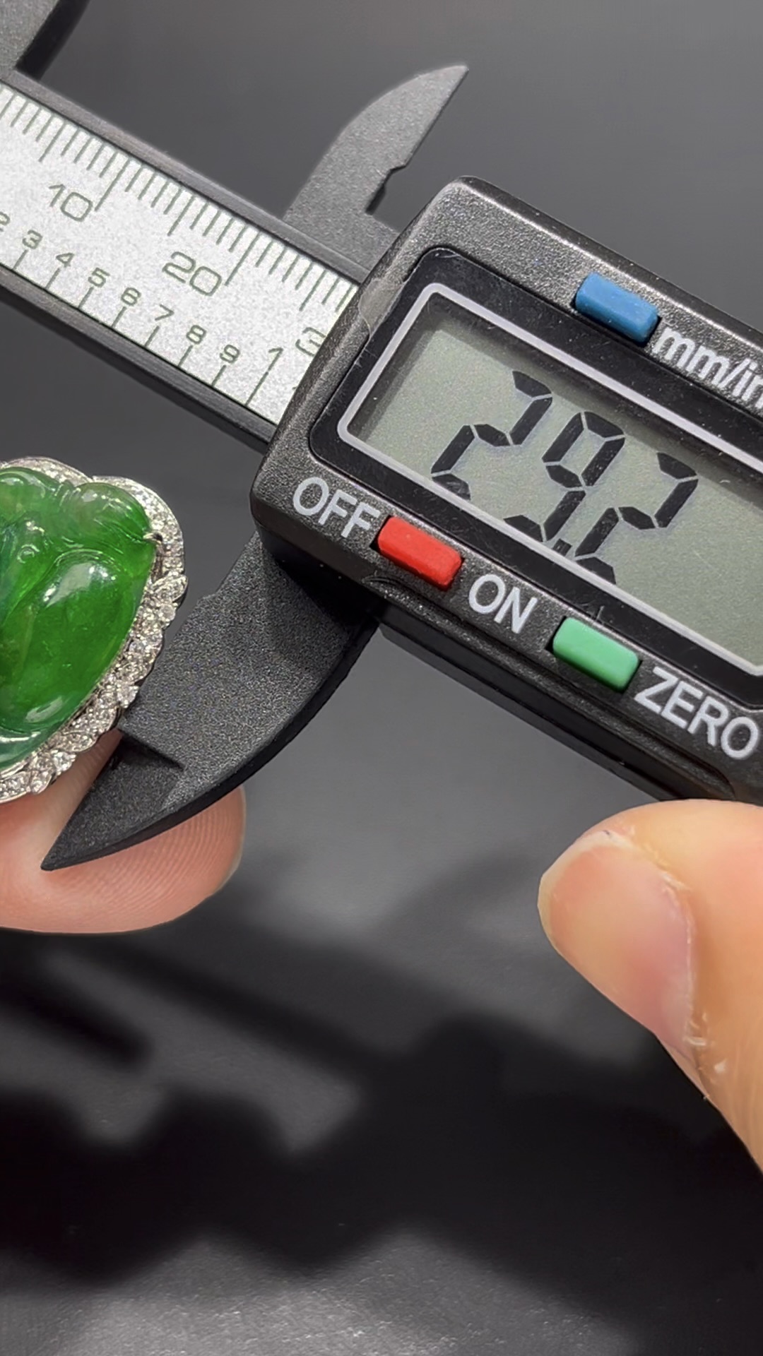 翡翠佛公吊墜|翠綠飽滿玉料 × 親切笑容 × 18K金鑲嵌設計|福氣滿滿翡翠推薦 #717 7 翡翠佛公吊墜|翠綠飽滿玉料 × 親切笑容 × 18K金鑲嵌設計|福氣滿滿翡翠推薦 #717 - Image 7