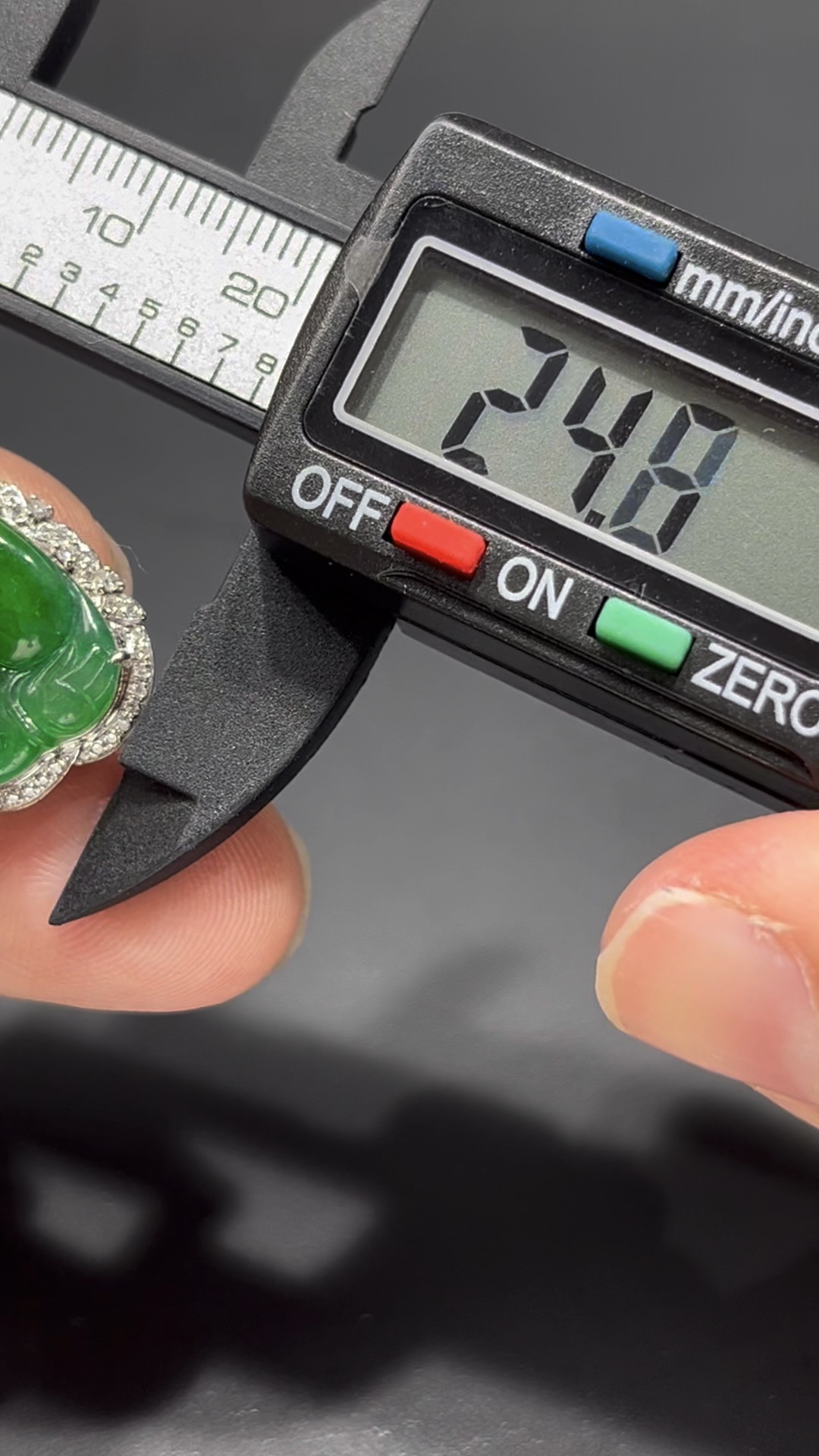 翡翠佛公吊墜|翠綠飽滿玉料 × 親切笑容 × 18K金鑲嵌設計|福氣滿滿翡翠推薦 #717 8 翡翠佛公吊墜|翠綠飽滿玉料 × 親切笑容 × 18K金鑲嵌設計|福氣滿滿翡翠推薦 #717 - Image 8