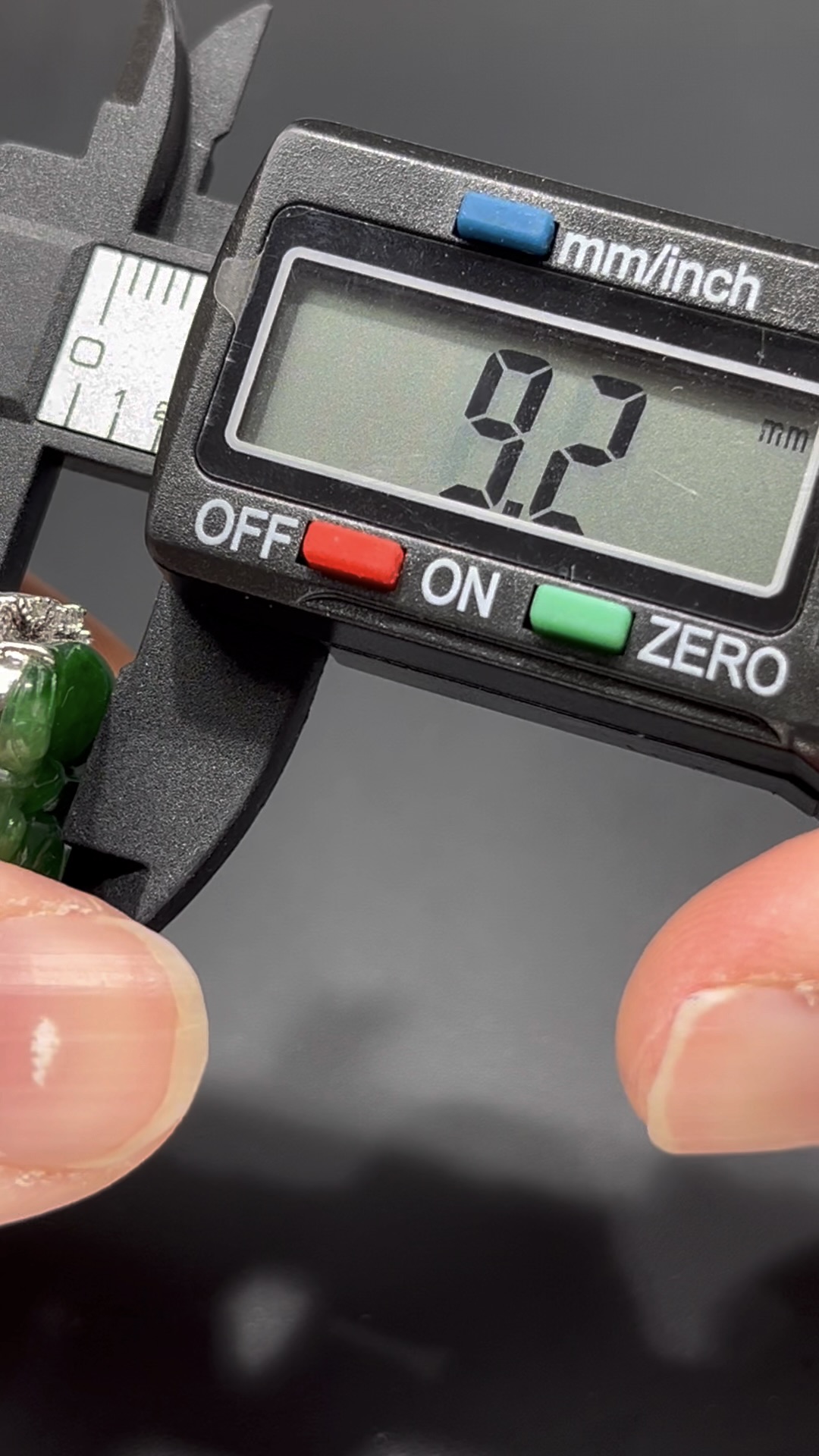 翡翠佛公吊墜|翠綠飽滿玉料 × 親切笑容 × 18K金鑲嵌設計|福氣滿滿翡翠推薦 #717 9 翡翠佛公吊墜|翠綠飽滿玉料 × 親切笑容 × 18K金鑲嵌設計|福氣滿滿翡翠推薦 #717 - Image 9