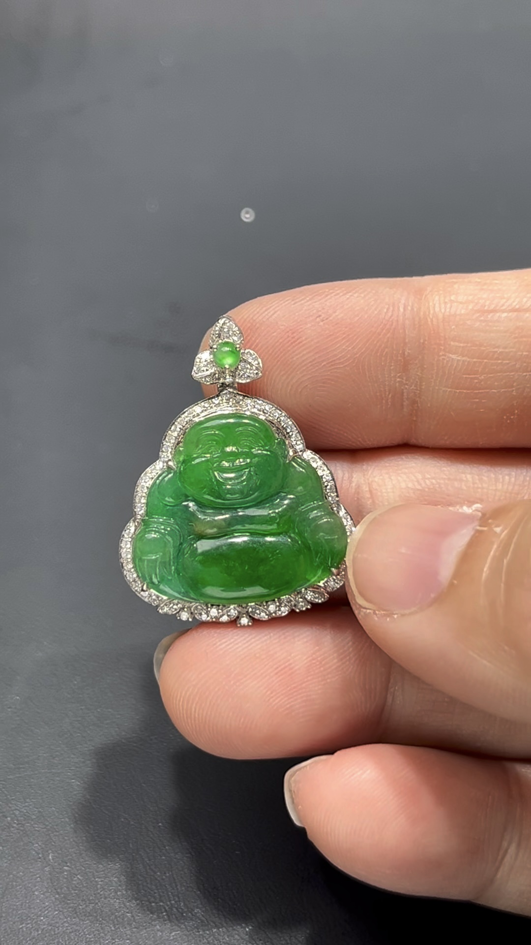 翡翠佛公吊墜|翠綠飽滿玉料 × 親切笑容 × 18K金鑲嵌設計|福氣滿滿翡翠推薦 #717 10 翡翠佛公吊墜|翠綠飽滿玉料 × 親切笑容 × 18K金鑲嵌設計|福氣滿滿翡翠推薦 #717 - Image 10