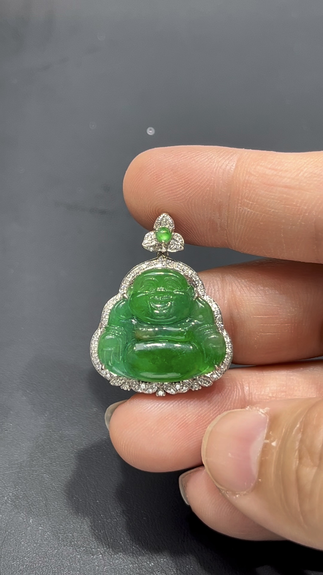 翡翠佛公吊墜|翠綠飽滿玉料 × 親切笑容 × 18K金鑲嵌設計|福氣滿滿翡翠推薦 #717 11 翡翠佛公吊墜|翠綠飽滿玉料 × 親切笑容 × 18K金鑲嵌設計|福氣滿滿翡翠推薦 #717 - Image 11