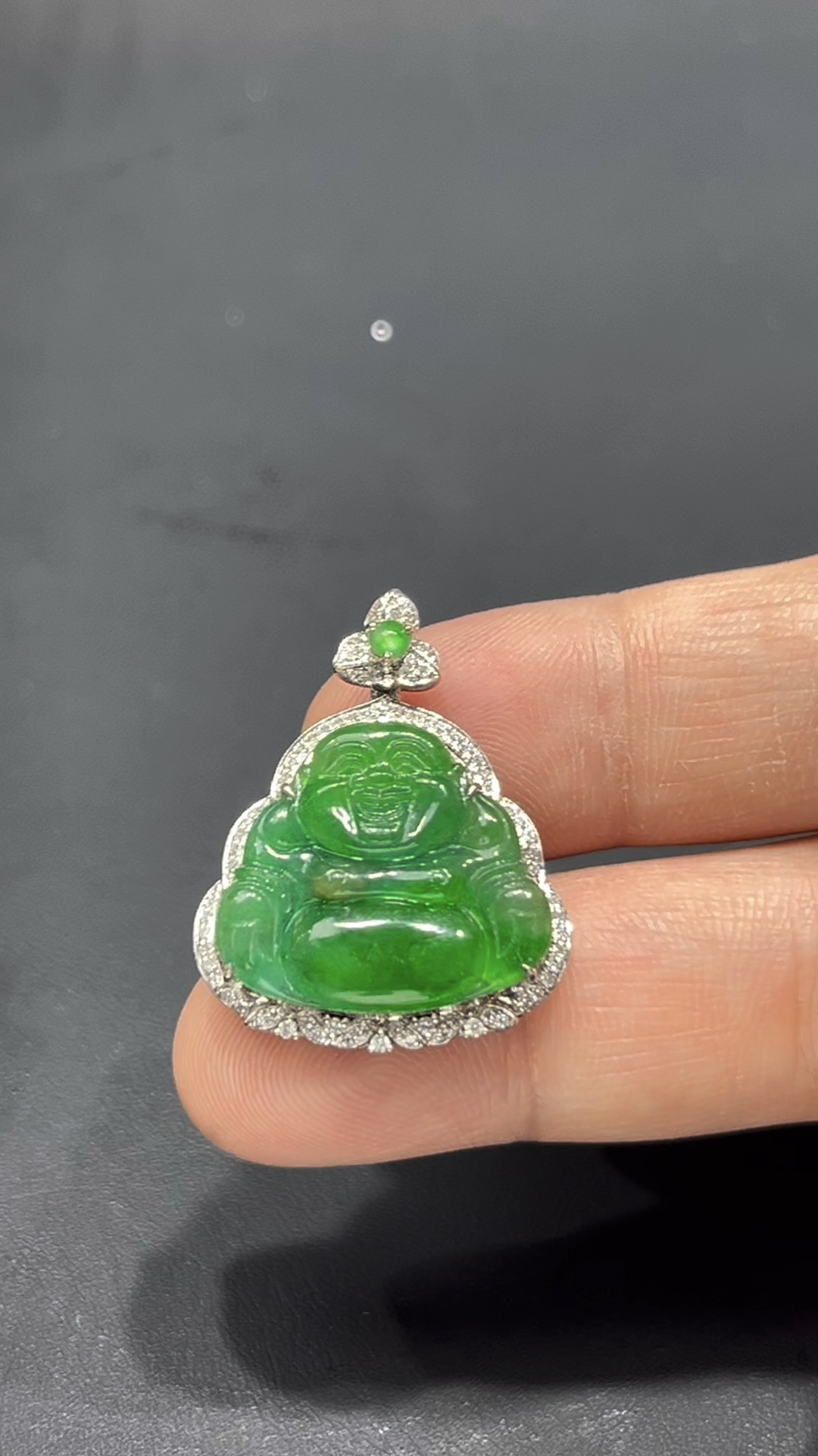 翡翠佛公吊墜|翠綠飽滿玉料 × 親切笑容 × 18K金鑲嵌設計|福氣滿滿翡翠推薦 #717 1 翡翠佛公吊墜|翠綠飽滿玉料 × 親切笑容 × 18K金鑲嵌設計|福氣滿滿翡翠推薦 #717