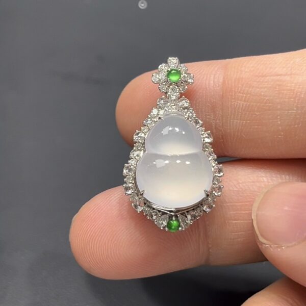 翡翠葫蘆吊墜｜高冰細膩玉料 × 熒光十足 × 18K金鑲嵌鑽石｜福祿吉祥翡翠推薦 #718