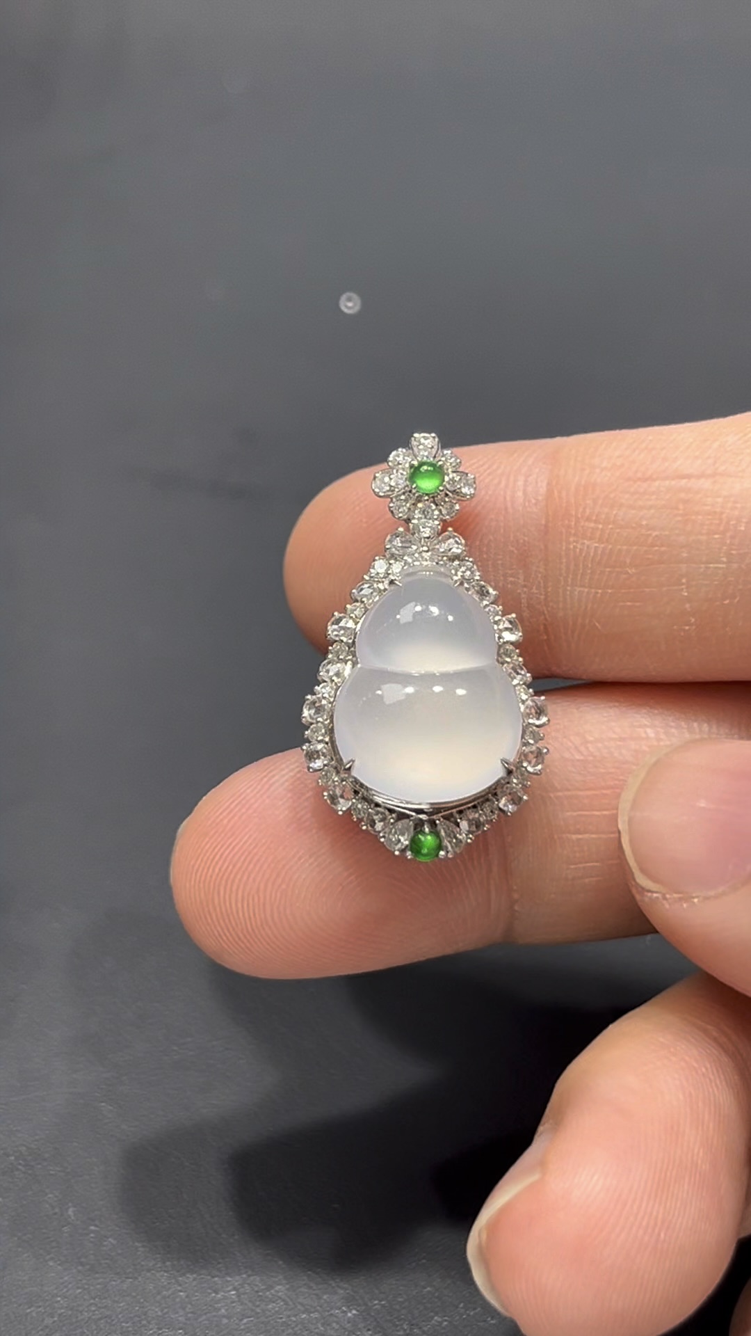 翡翠葫蘆吊墜|高冰細膩玉料 × 熒光十足 × 18K金鑲嵌鑽石|福祿吉祥翡翠推薦 #718 1 翡翠葫蘆吊墜|高冰細膩玉料 × 熒光十足 × 18K金鑲嵌鑽石|福祿吉祥翡翠推薦 #718