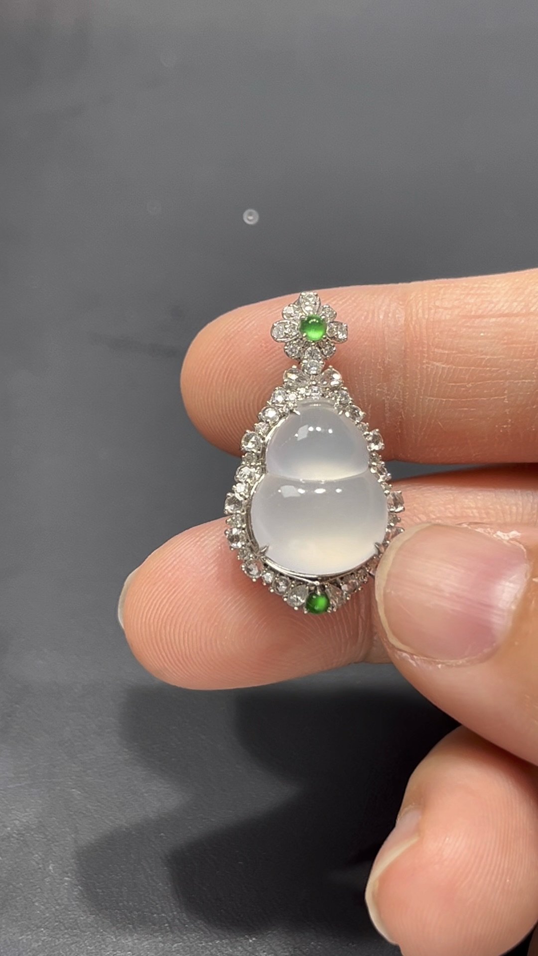 翡翠葫蘆吊墜|高冰細膩玉料 × 熒光十足 × 18K金鑲嵌鑽石|福祿吉祥翡翠推薦 #718 2 翡翠葫蘆吊墜|高冰細膩玉料 × 熒光十足 × 18K金鑲嵌鑽石|福祿吉祥翡翠推薦 #718 - Image 2