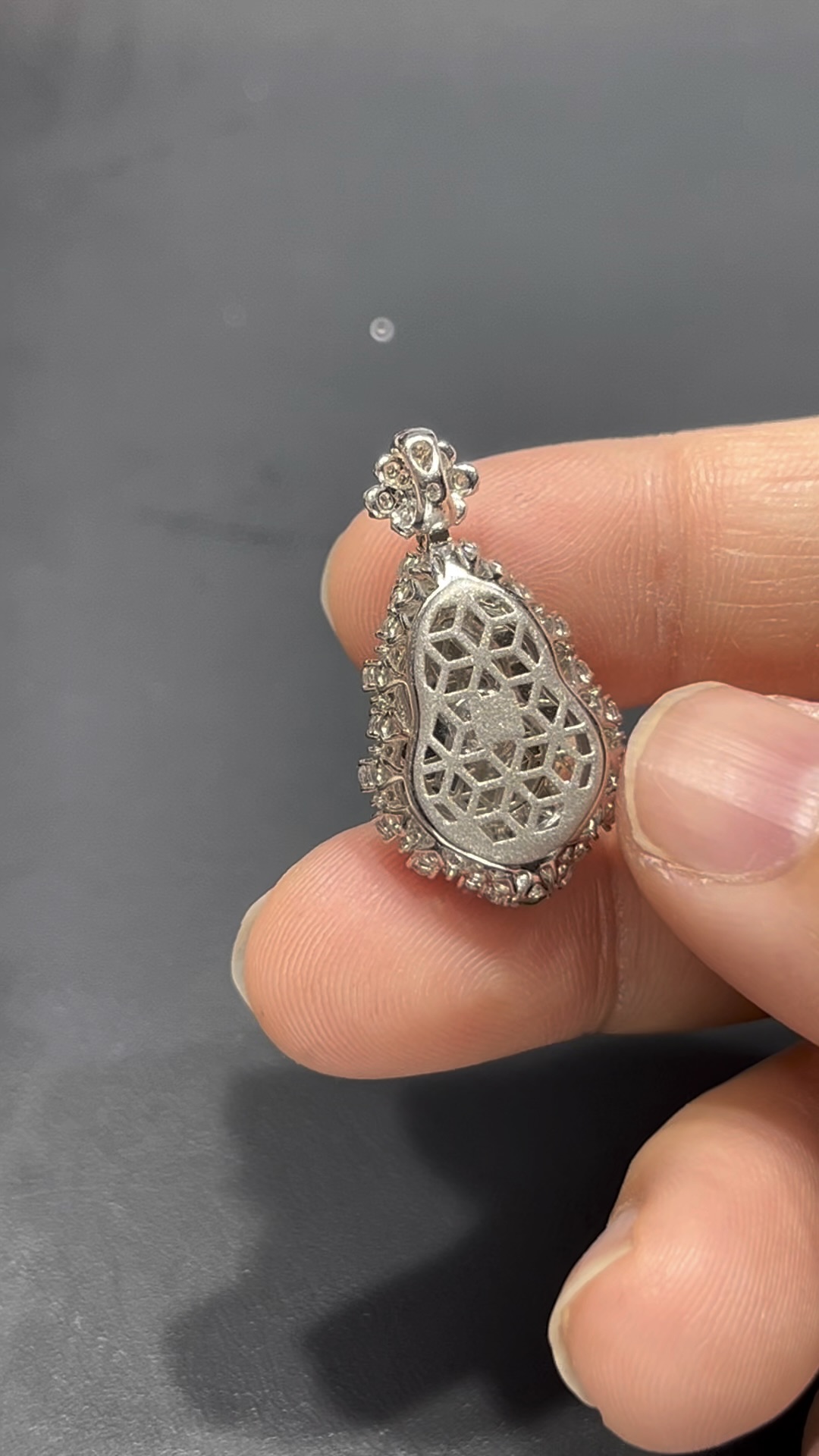 翡翠葫蘆吊墜|高冰細膩玉料 × 熒光十足 × 18K金鑲嵌鑽石|福祿吉祥翡翠推薦 #718 3 翡翠葫蘆吊墜|高冰細膩玉料 × 熒光十足 × 18K金鑲嵌鑽石|福祿吉祥翡翠推薦 #718 - Image 3