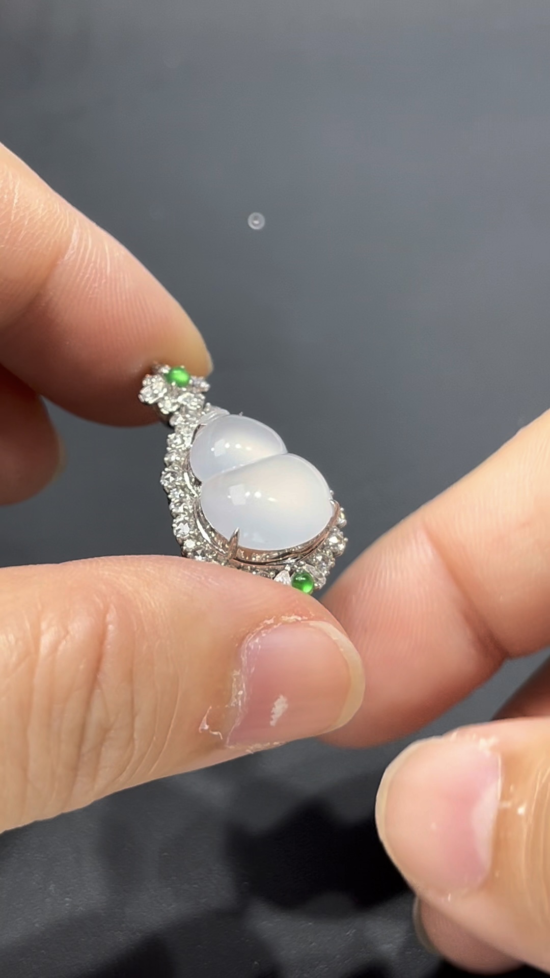 翡翠葫蘆吊墜|高冰細膩玉料 × 熒光十足 × 18K金鑲嵌鑽石|福祿吉祥翡翠推薦 #718 4 翡翠葫蘆吊墜|高冰細膩玉料 × 熒光十足 × 18K金鑲嵌鑽石|福祿吉祥翡翠推薦 #718 - Image 4