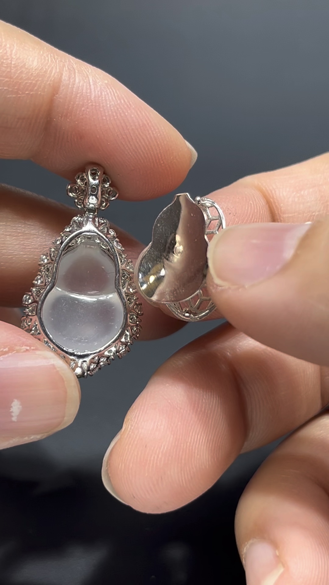 翡翠葫蘆吊墜|高冰細膩玉料 × 熒光十足 × 18K金鑲嵌鑽石|福祿吉祥翡翠推薦 #718 5 翡翠葫蘆吊墜|高冰細膩玉料 × 熒光十足 × 18K金鑲嵌鑽石|福祿吉祥翡翠推薦 #718 - Image 5