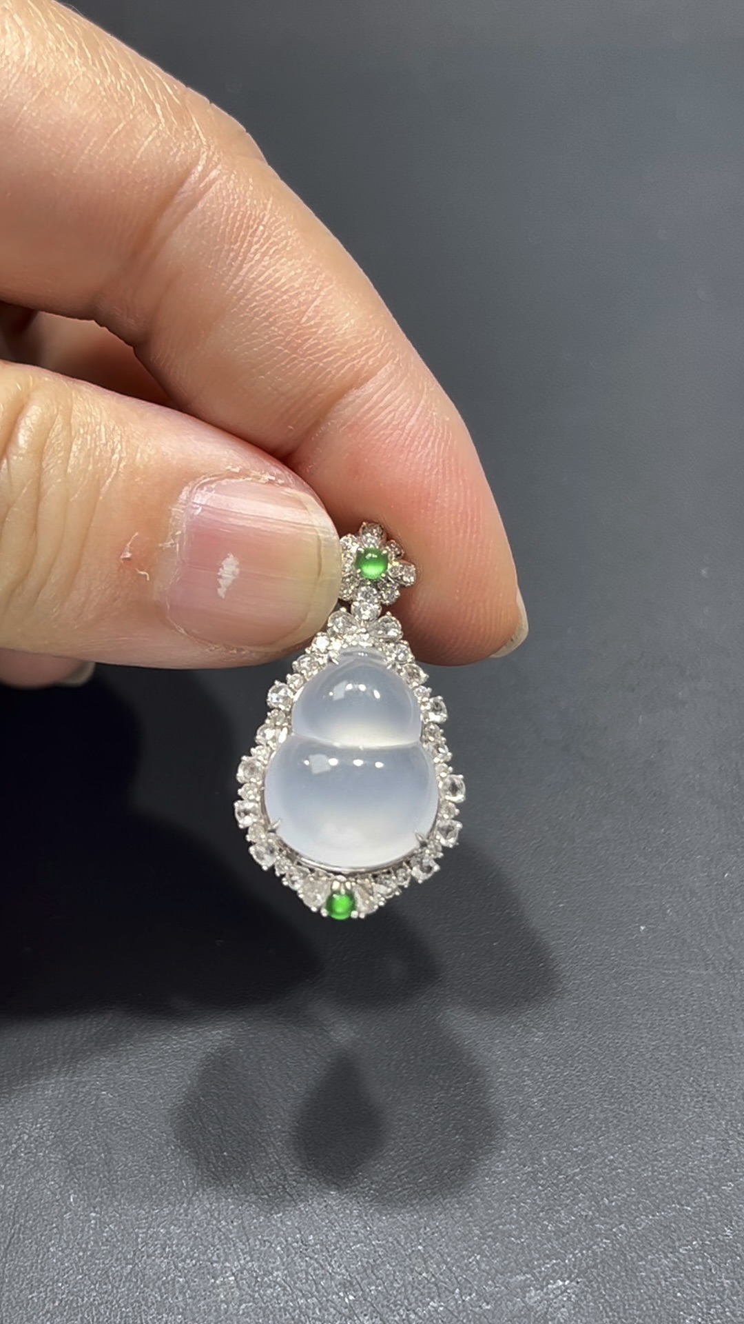 翡翠葫蘆吊墜|高冰細膩玉料 × 熒光十足 × 18K金鑲嵌鑽石|福祿吉祥翡翠推薦 #718 6 翡翠葫蘆吊墜|高冰細膩玉料 × 熒光十足 × 18K金鑲嵌鑽石|福祿吉祥翡翠推薦 #718 - Image 6