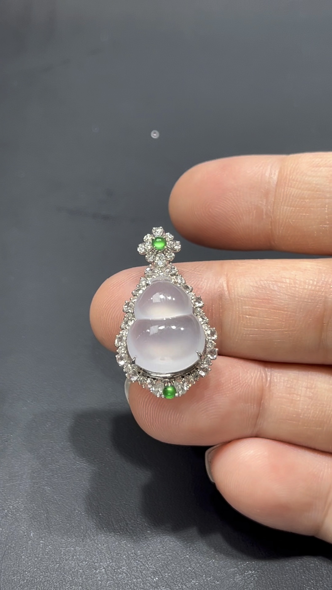 翡翠葫蘆吊墜|高冰細膩玉料 × 熒光十足 × 18K金鑲嵌鑽石|福祿吉祥翡翠推薦 #718 7 翡翠葫蘆吊墜|高冰細膩玉料 × 熒光十足 × 18K金鑲嵌鑽石|福祿吉祥翡翠推薦 #718 - Image 7