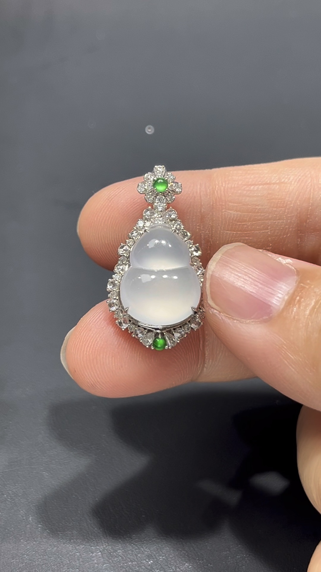 翡翠葫蘆吊墜|高冰細膩玉料 × 熒光十足 × 18K金鑲嵌鑽石|福祿吉祥翡翠推薦 #718 8 翡翠葫蘆吊墜|高冰細膩玉料 × 熒光十足 × 18K金鑲嵌鑽石|福祿吉祥翡翠推薦 #718 - Image 8