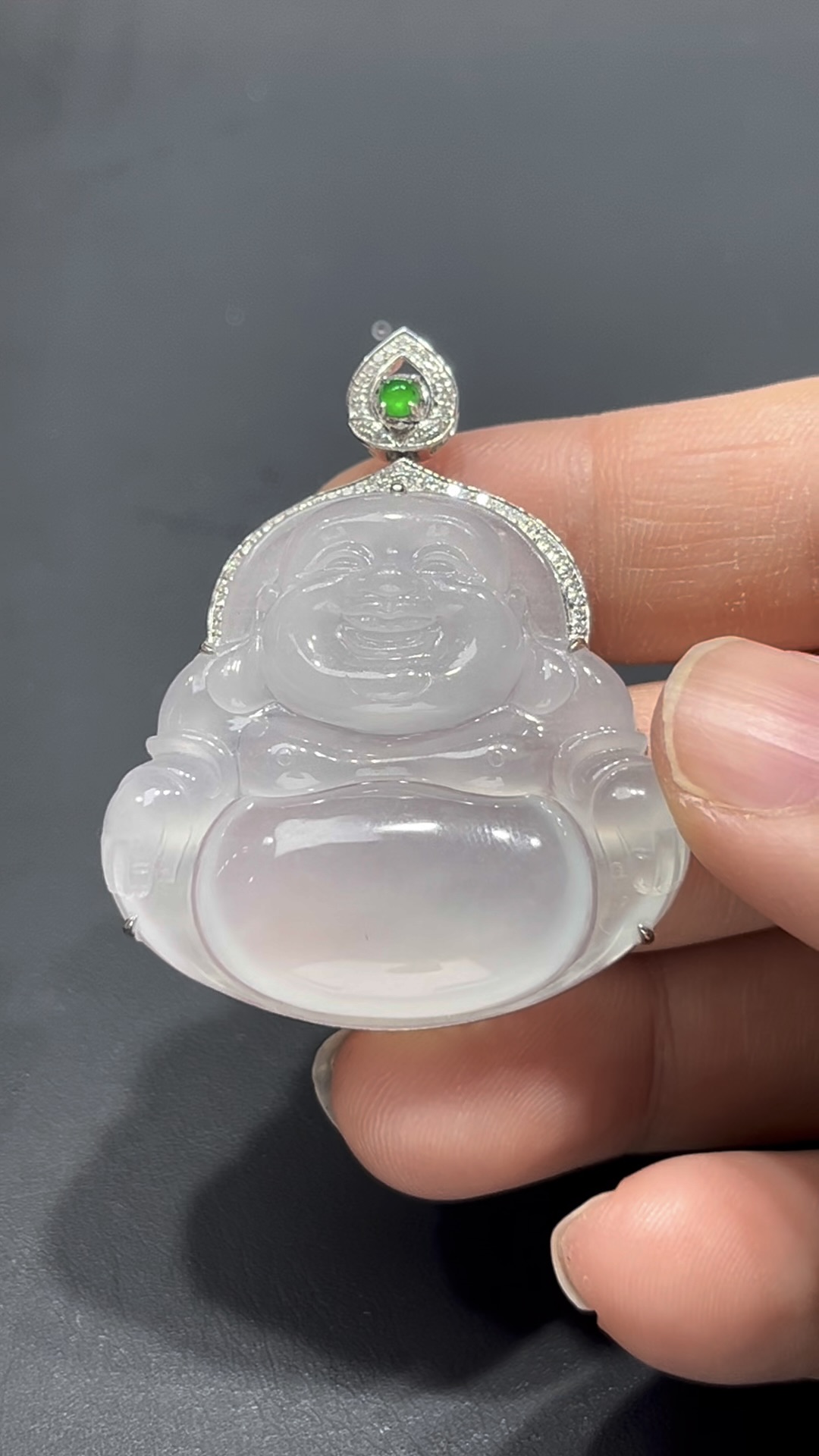 翡翠佛公吊墜|冰種細膩玉料 × 熒光十足 × 18K鑽石鑲嵌|大肚能容天下事翡翠推薦 #719 1 翡翠佛公吊墜|冰種細膩玉料 × 熒光十足 × 18K鑽石鑲嵌|大肚能容天下事翡翠推薦 #719