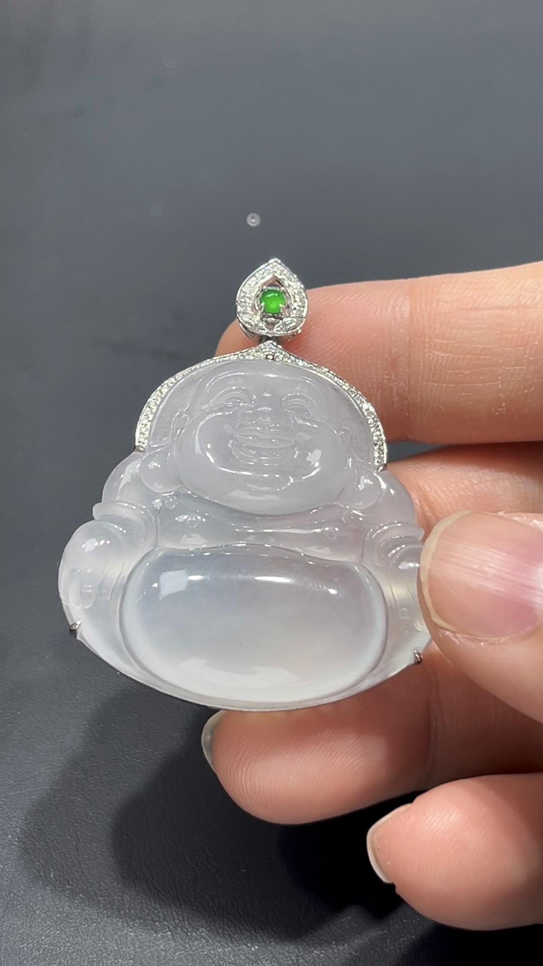 翡翠佛公吊墜|冰種細膩玉料 × 熒光十足 × 18K鑽石鑲嵌|大肚能容天下事翡翠推薦 #719 2 翡翠佛公吊墜|冰種細膩玉料 × 熒光十足 × 18K鑽石鑲嵌|大肚能容天下事翡翠推薦 #719 - Image 2