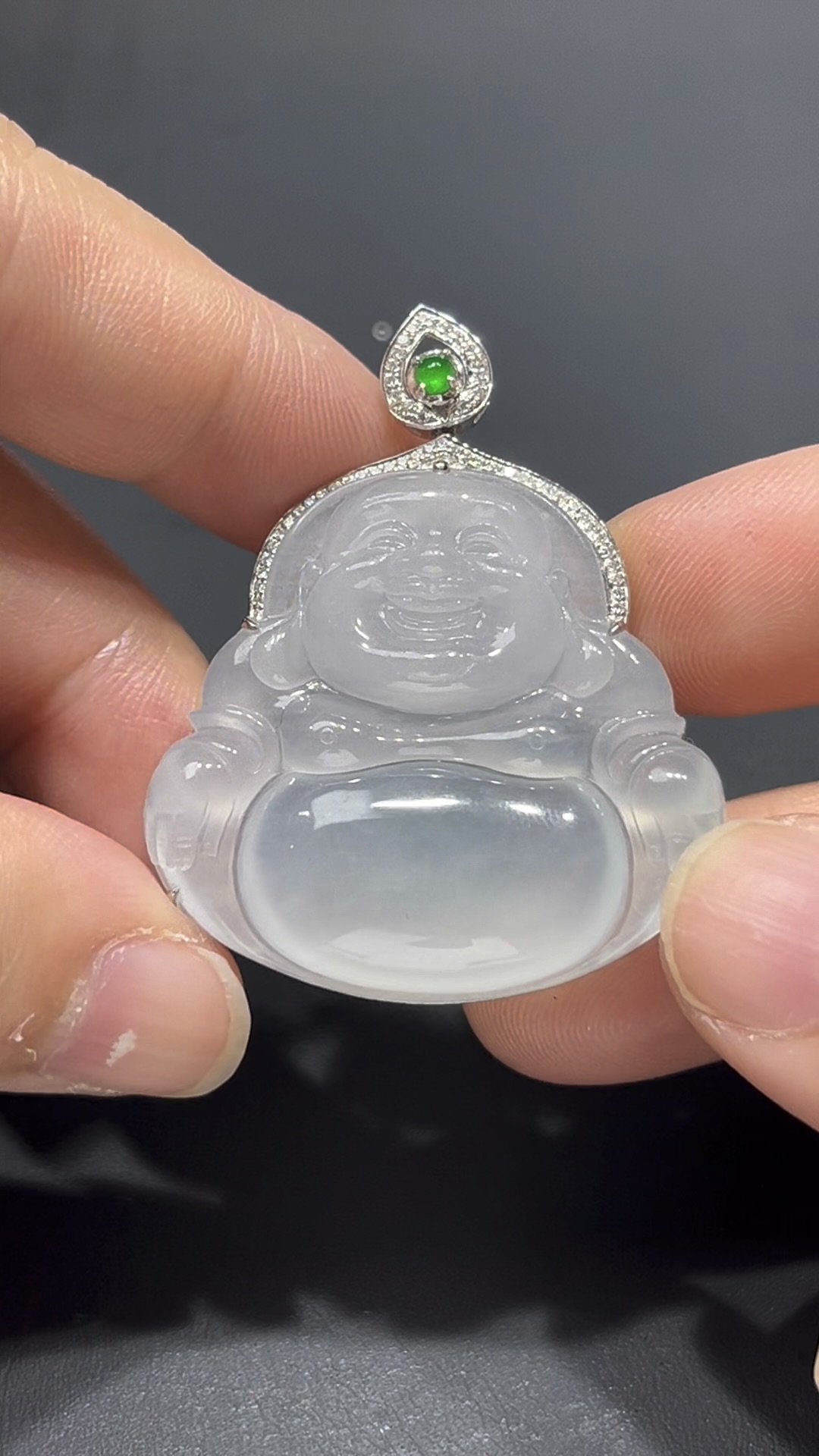 翡翠佛公吊墜|冰種細膩玉料 × 熒光十足 × 18K鑽石鑲嵌|大肚能容天下事翡翠推薦 #719 3 翡翠佛公吊墜|冰種細膩玉料 × 熒光十足 × 18K鑽石鑲嵌|大肚能容天下事翡翠推薦 #719 - Image 3