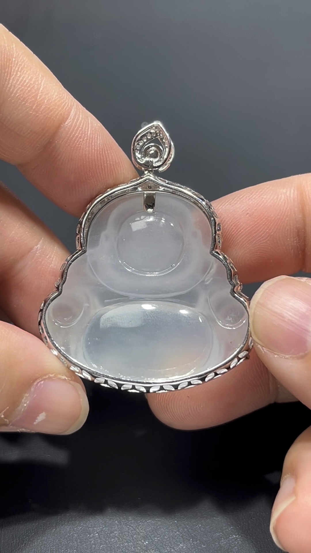 翡翠佛公吊墜|冰種細膩玉料 × 熒光十足 × 18K鑽石鑲嵌|大肚能容天下事翡翠推薦 #719 4 翡翠佛公吊墜|冰種細膩玉料 × 熒光十足 × 18K鑽石鑲嵌|大肚能容天下事翡翠推薦 #719 - Image 4