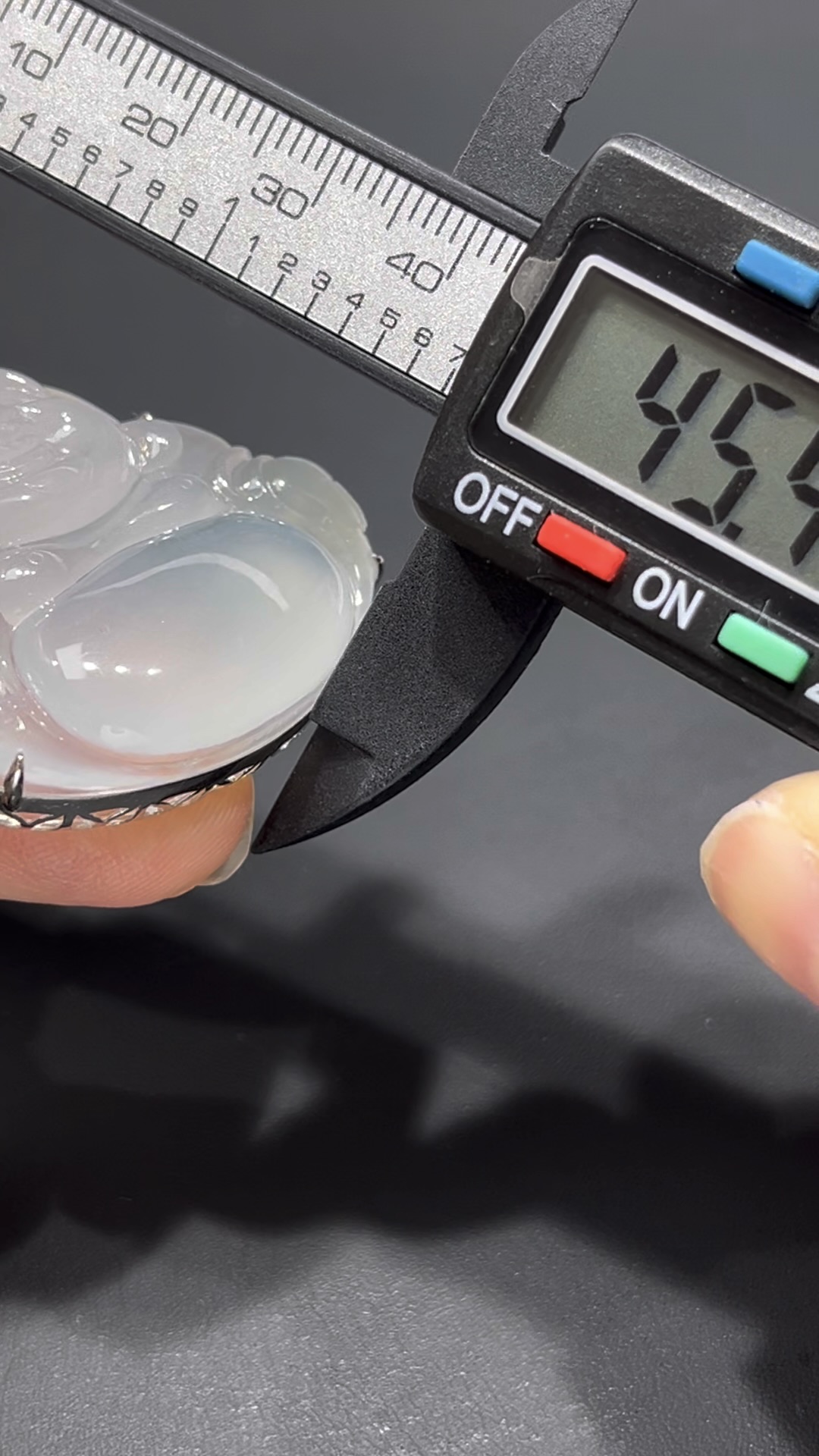 翡翠佛公吊墜|冰種細膩玉料 × 熒光十足 × 18K鑽石鑲嵌|大肚能容天下事翡翠推薦 #719 5 翡翠佛公吊墜|冰種細膩玉料 × 熒光十足 × 18K鑽石鑲嵌|大肚能容天下事翡翠推薦 #719 - Image 5