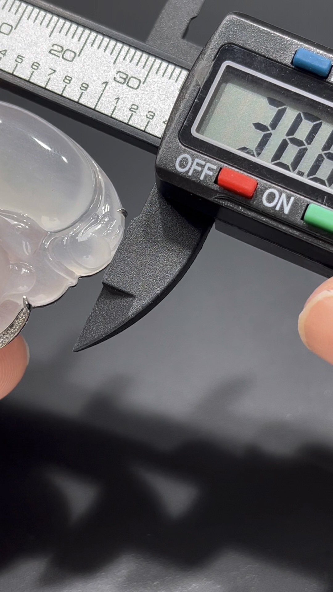 翡翠佛公吊墜|冰種細膩玉料 × 熒光十足 × 18K鑽石鑲嵌|大肚能容天下事翡翠推薦 #719 6 翡翠佛公吊墜|冰種細膩玉料 × 熒光十足 × 18K鑽石鑲嵌|大肚能容天下事翡翠推薦 #719 - Image 6