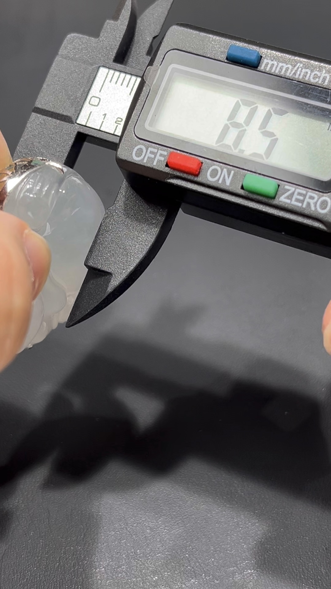 翡翠佛公吊墜|冰種細膩玉料 × 熒光十足 × 18K鑽石鑲嵌|大肚能容天下事翡翠推薦 #719 7 翡翠佛公吊墜|冰種細膩玉料 × 熒光十足 × 18K鑽石鑲嵌|大肚能容天下事翡翠推薦 #719 - Image 7