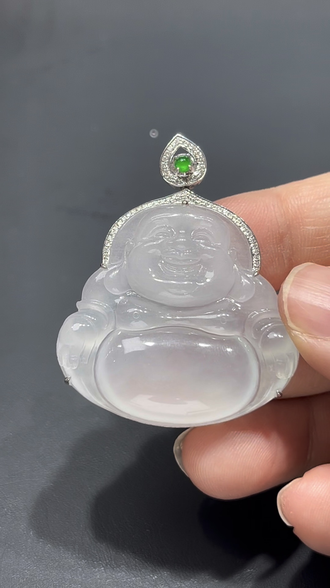 翡翠佛公吊墜|冰種細膩玉料 × 熒光十足 × 18K鑽石鑲嵌|大肚能容天下事翡翠推薦 #719 8 翡翠佛公吊墜|冰種細膩玉料 × 熒光十足 × 18K鑽石鑲嵌|大肚能容天下事翡翠推薦 #719 - Image 8