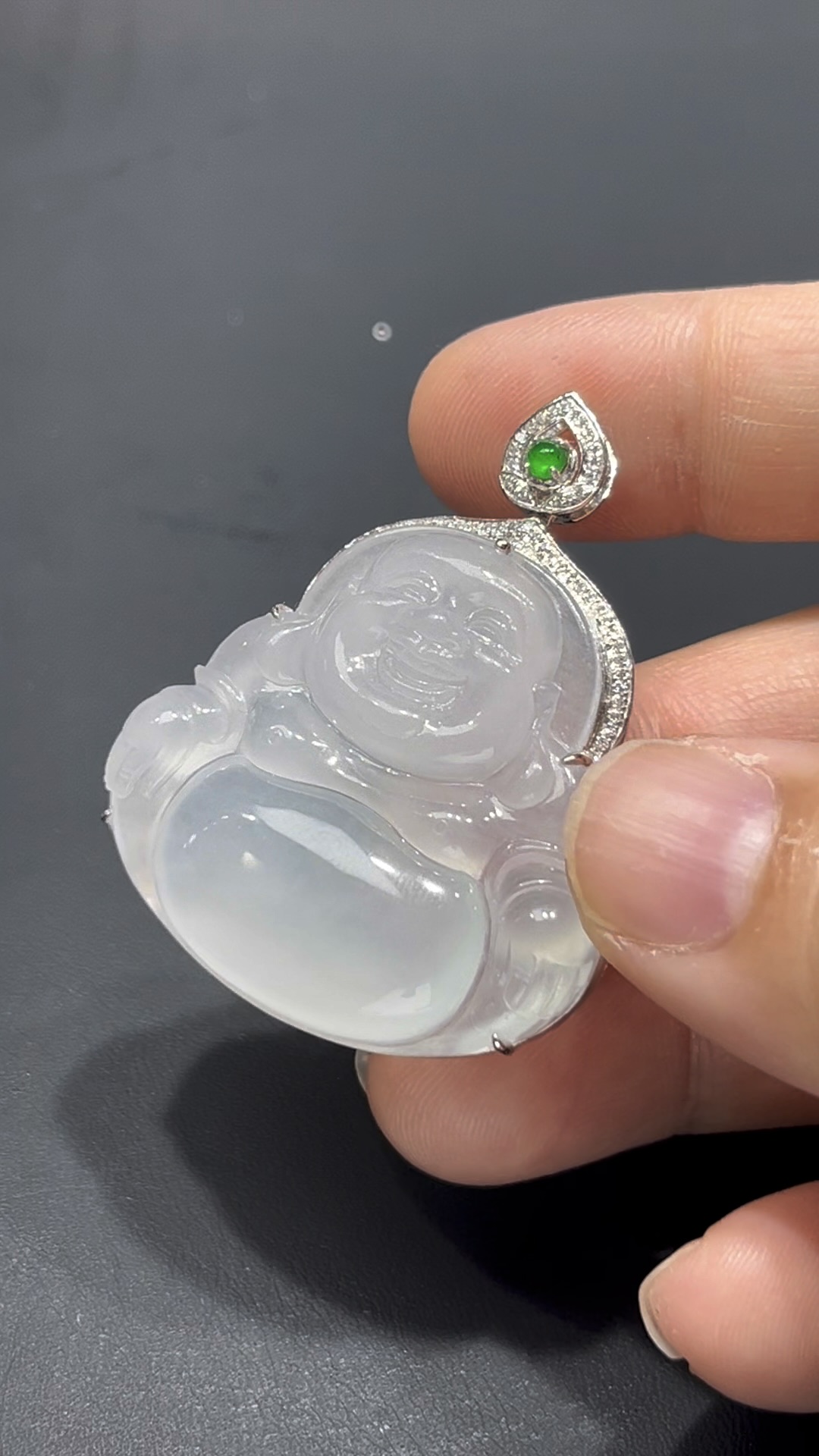 翡翠佛公吊墜|冰種細膩玉料 × 熒光十足 × 18K鑽石鑲嵌|大肚能容天下事翡翠推薦 #719 9 翡翠佛公吊墜|冰種細膩玉料 × 熒光十足 × 18K鑽石鑲嵌|大肚能容天下事翡翠推薦 #719 - Image 9