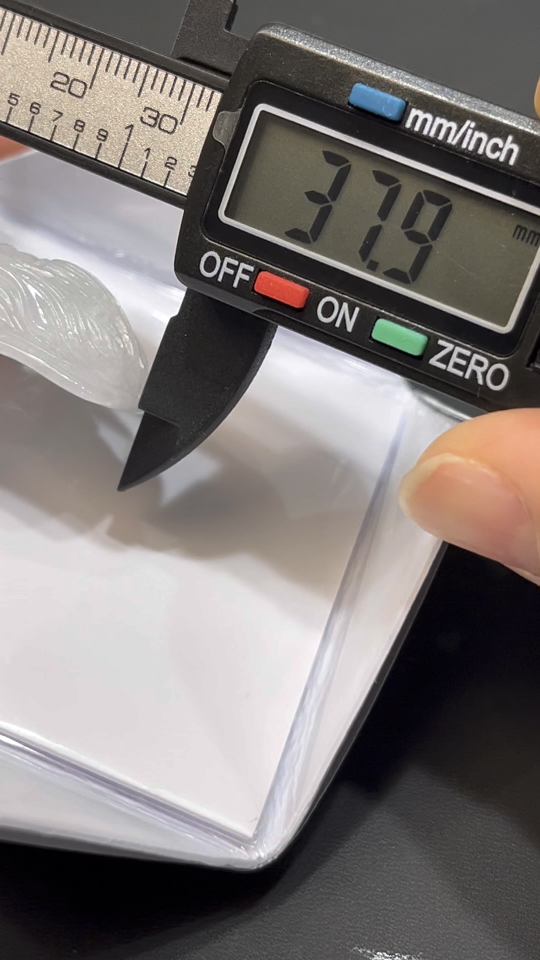 翡翠壽星公吊墜|白玉細膩雕刻 × 尾部打孔設計 × 吊墜手牌二用款|長壽吉祥翡翠推薦 #721 6 翡翠壽星公吊墜|白玉細膩雕刻 × 尾部打孔設計 × 吊墜手牌二用款|長壽吉祥翡翠推薦 #721 - Image 6