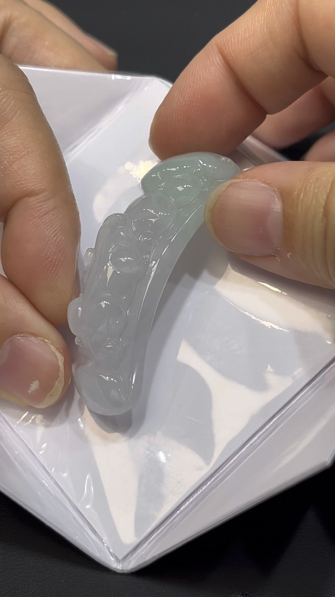 翡翠貔貅手牌|金錢如意雕刻 × 彎曲貼手設計 × 招財辟邪翡翠推薦 #722 4 翡翠貔貅手牌|金錢如意雕刻 × 彎曲貼手設計 × 招財辟邪翡翠推薦 #722 - Image 4