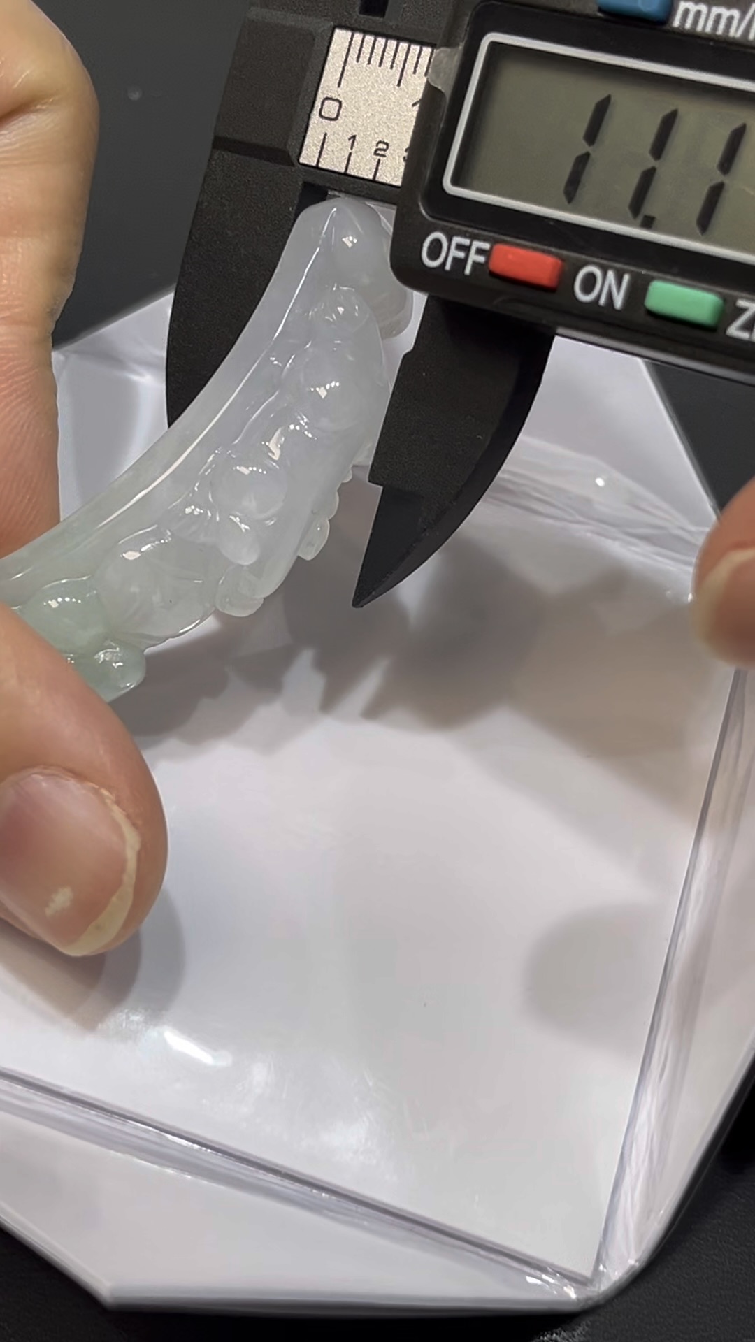 翡翠貔貅手牌|金錢如意雕刻 × 彎曲貼手設計 × 招財辟邪翡翠推薦 #722 7 翡翠貔貅手牌|金錢如意雕刻 × 彎曲貼手設計 × 招財辟邪翡翠推薦 #722 - Image 7