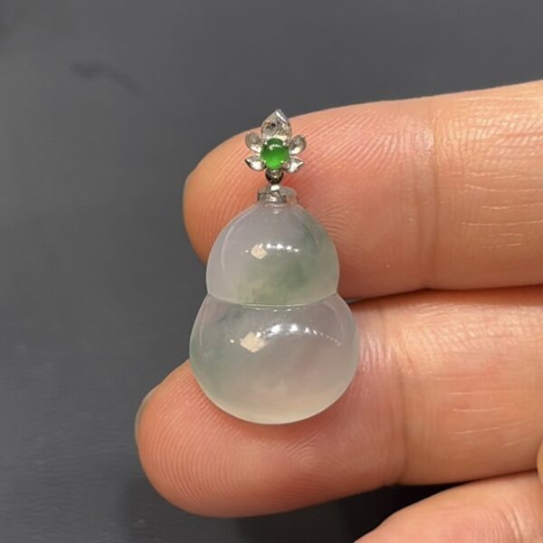 翡翠葫蘆吊墜｜淺綠底色 × 水頭特別好 × 18K金扣 × 女士小巧精品｜性價比翡翠推薦 #738