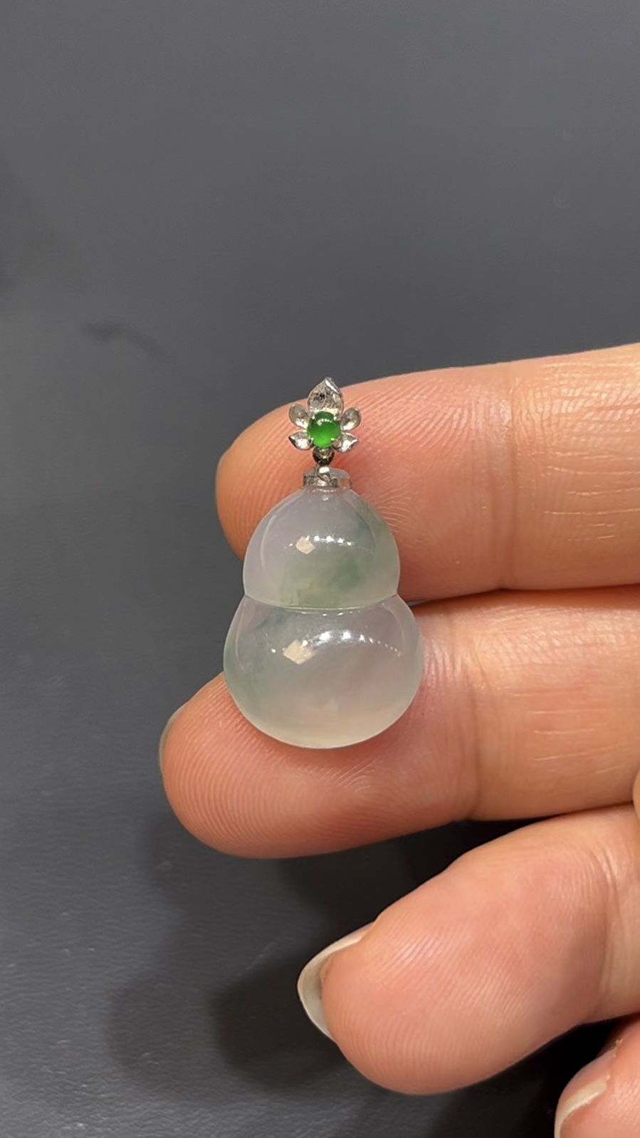 翡翠葫蘆吊墜|淺綠底色 × 水頭特別好 × 18K金扣 × 女士小巧精品|性價比翡翠推薦 #738 1 翡翠葫蘆吊墜|淺綠底色 × 水頭特別好 × 18K金扣 × 女士小巧精品|性價比翡翠推薦 #738