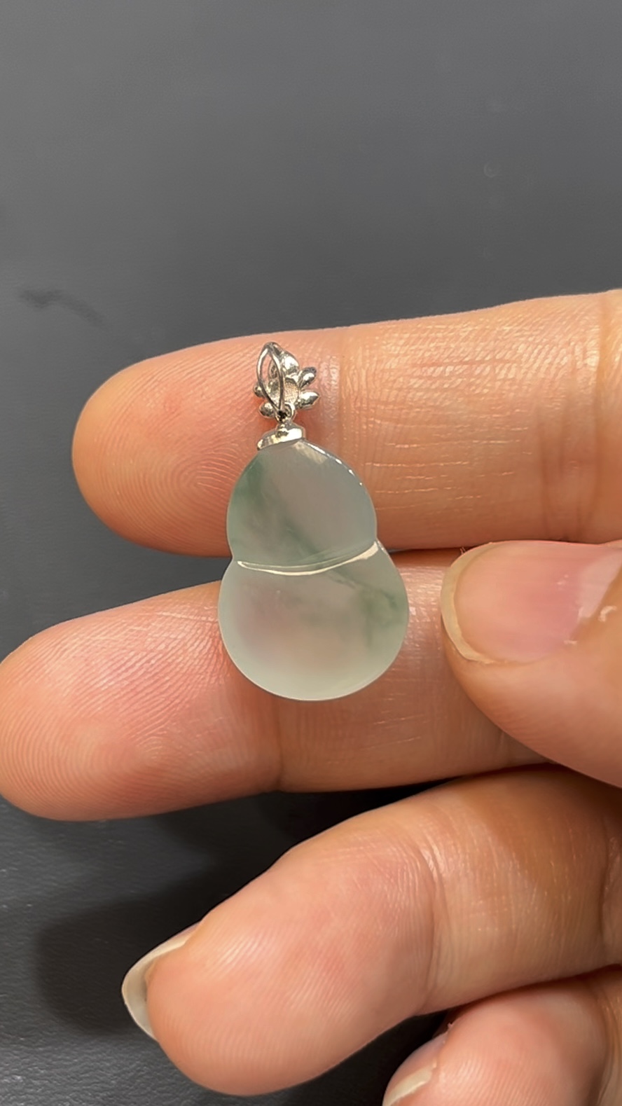 翡翠葫蘆吊墜|淺綠底色 × 水頭特別好 × 18K金扣 × 女士小巧精品|性價比翡翠推薦 #738 2 翡翠葫蘆吊墜|淺綠底色 × 水頭特別好 × 18K金扣 × 女士小巧精品|性價比翡翠推薦 #738 - Image 2
