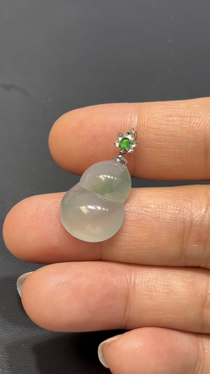 翡翠葫蘆吊墜|淺綠底色 × 水頭特別好 × 18K金扣 × 女士小巧精品|性價比翡翠推薦 #738 3 翡翠葫蘆吊墜|淺綠底色 × 水頭特別好 × 18K金扣 × 女士小巧精品|性價比翡翠推薦 #738 - Image 3