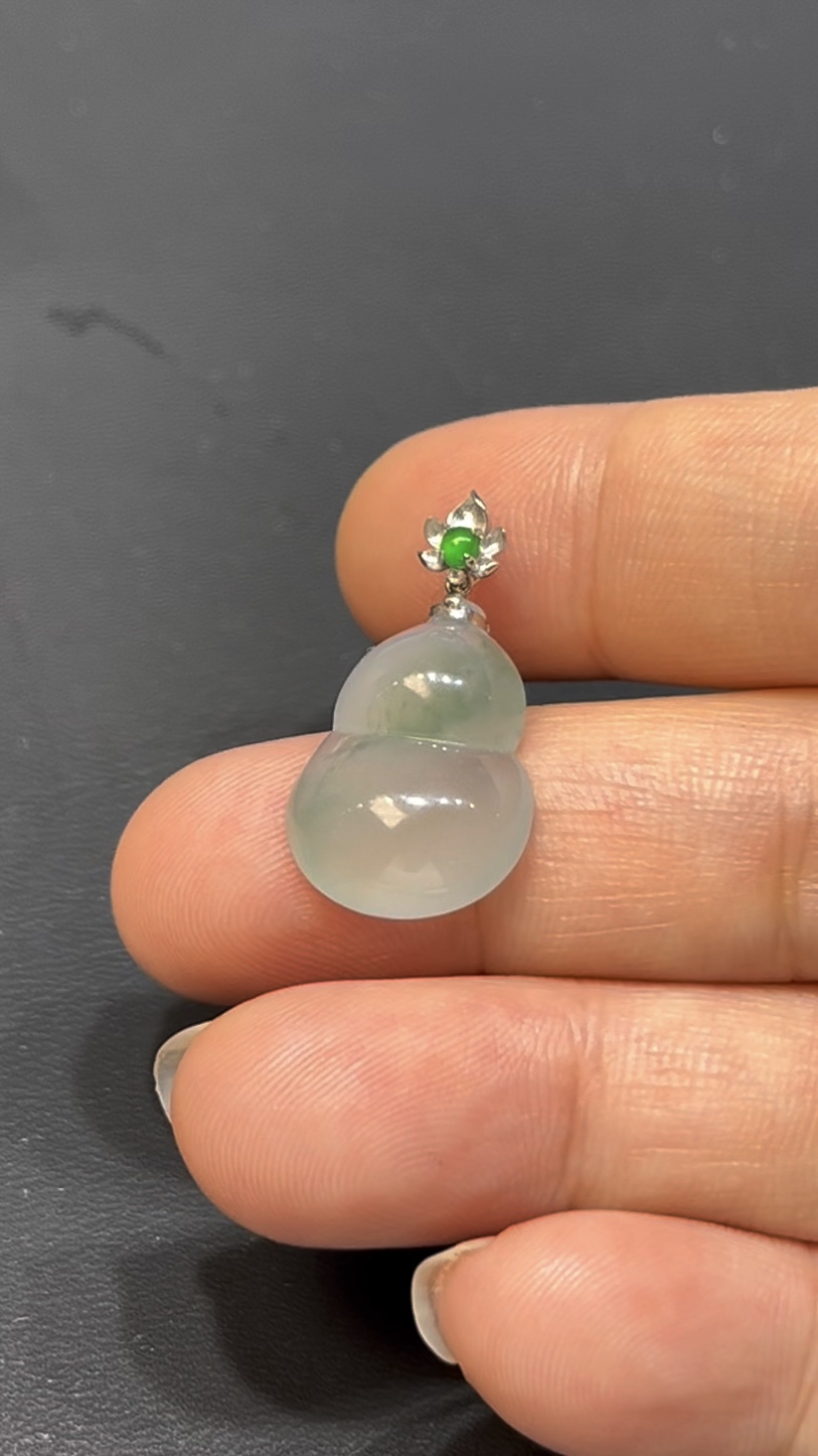 翡翠葫蘆吊墜|淺綠底色 × 水頭特別好 × 18K金扣 × 女士小巧精品|性價比翡翠推薦 #738 4 翡翠葫蘆吊墜|淺綠底色 × 水頭特別好 × 18K金扣 × 女士小巧精品|性價比翡翠推薦 #738 - Image 4