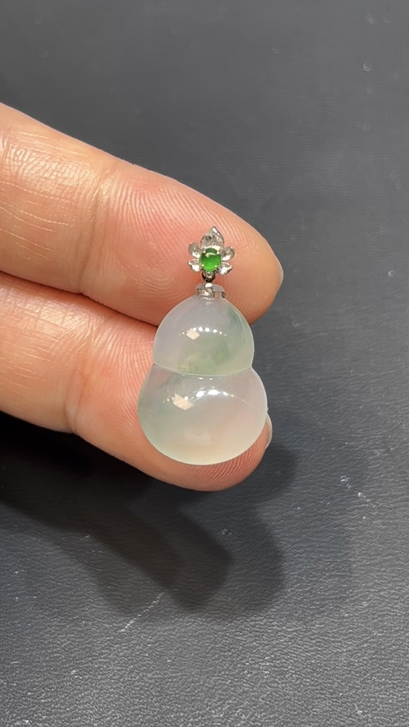 翡翠葫蘆吊墜|淺綠底色 × 水頭特別好 × 18K金扣 × 女士小巧精品|性價比翡翠推薦 #738 5 翡翠葫蘆吊墜|淺綠底色 × 水頭特別好 × 18K金扣 × 女士小巧精品|性價比翡翠推薦 #738 - Image 5