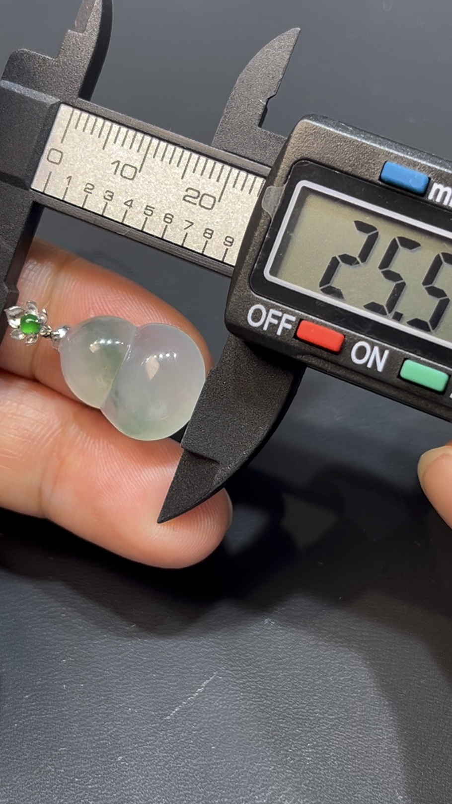 翡翠葫蘆吊墜|淺綠底色 × 水頭特別好 × 18K金扣 × 女士小巧精品|性價比翡翠推薦 #738 6 翡翠葫蘆吊墜|淺綠底色 × 水頭特別好 × 18K金扣 × 女士小巧精品|性價比翡翠推薦 #738 - Image 6