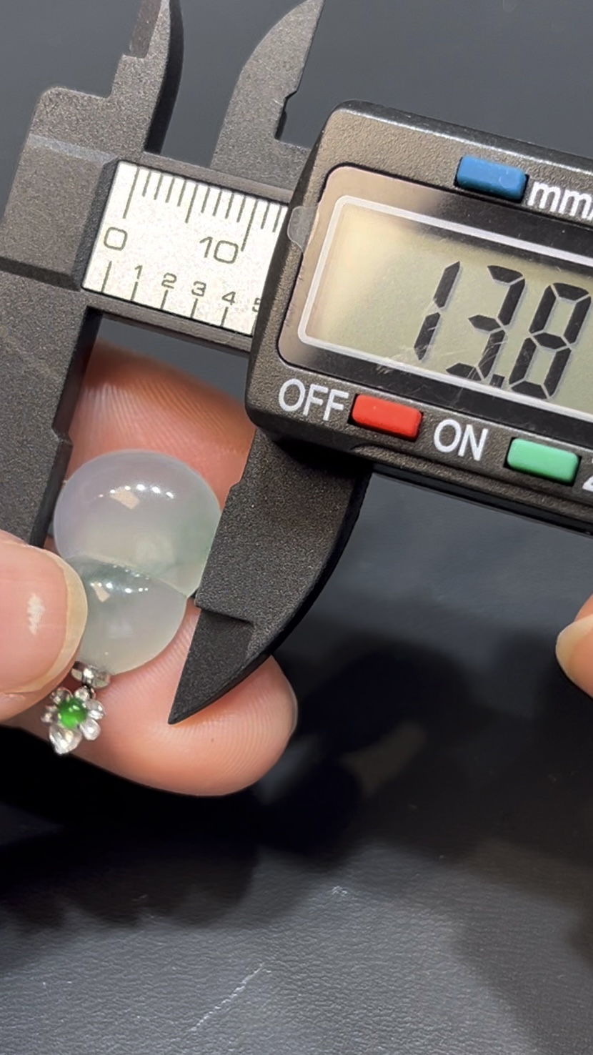 翡翠葫蘆吊墜|淺綠底色 × 水頭特別好 × 18K金扣 × 女士小巧精品|性價比翡翠推薦 #738 7 翡翠葫蘆吊墜|淺綠底色 × 水頭特別好 × 18K金扣 × 女士小巧精品|性價比翡翠推薦 #738 - Image 7