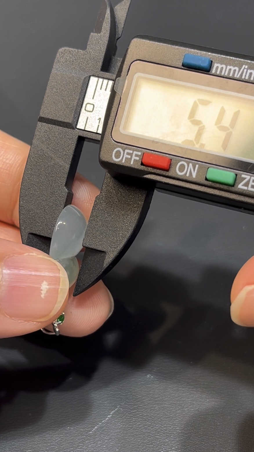 翡翠葫蘆吊墜|淺綠底色 × 水頭特別好 × 18K金扣 × 女士小巧精品|性價比翡翠推薦 #738 8 翡翠葫蘆吊墜|淺綠底色 × 水頭特別好 × 18K金扣 × 女士小巧精品|性價比翡翠推薦 #738 - Image 8