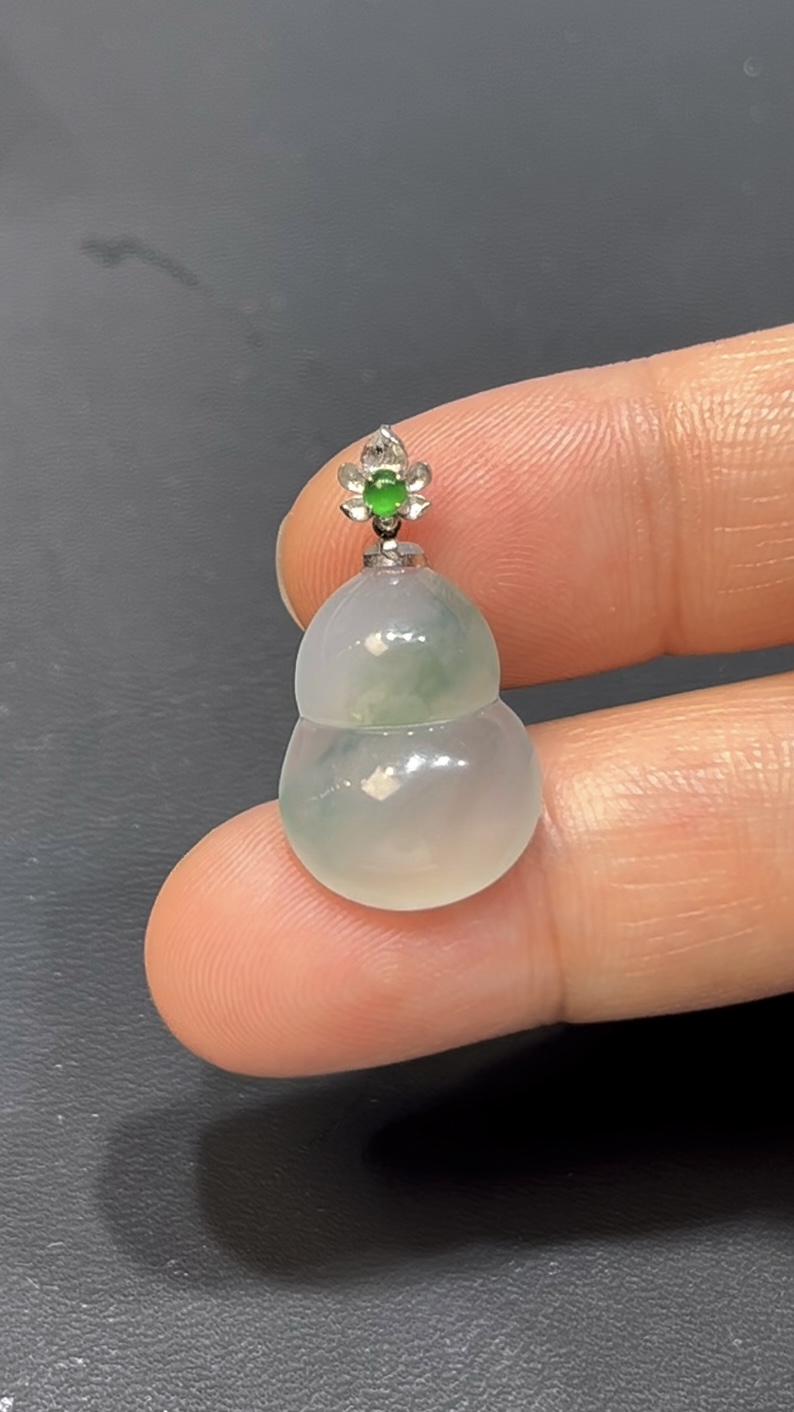 翡翠葫蘆吊墜|淺綠底色 × 水頭特別好 × 18K金扣 × 女士小巧精品|性價比翡翠推薦 #738 9 翡翠葫蘆吊墜|淺綠底色 × 水頭特別好 × 18K金扣 × 女士小巧精品|性價比翡翠推薦 #738 - Image 9